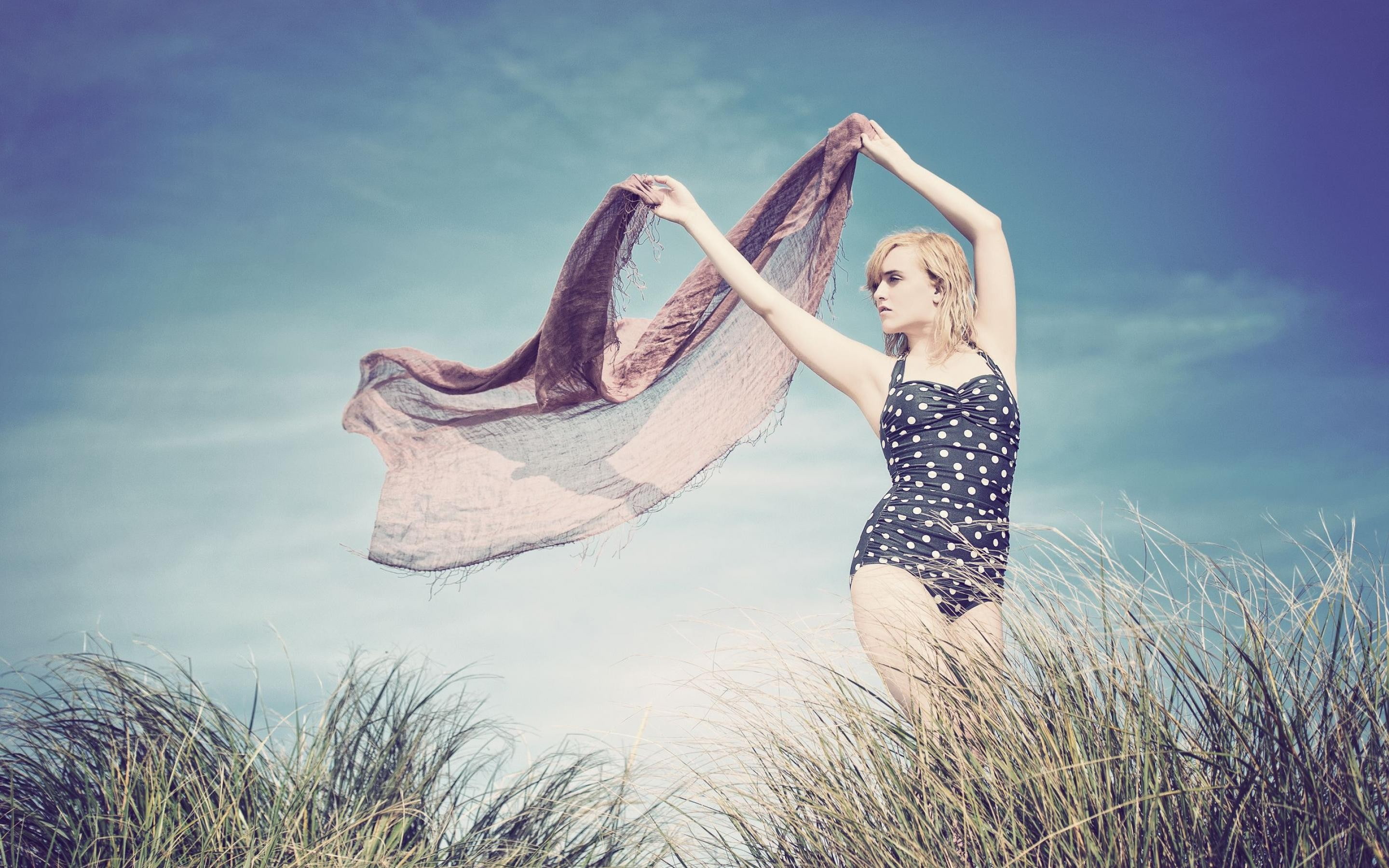 women, women outdoors, windy, one-piece swimsuit, polka dots, 2K, armpits, blonde, HD Wallpaper