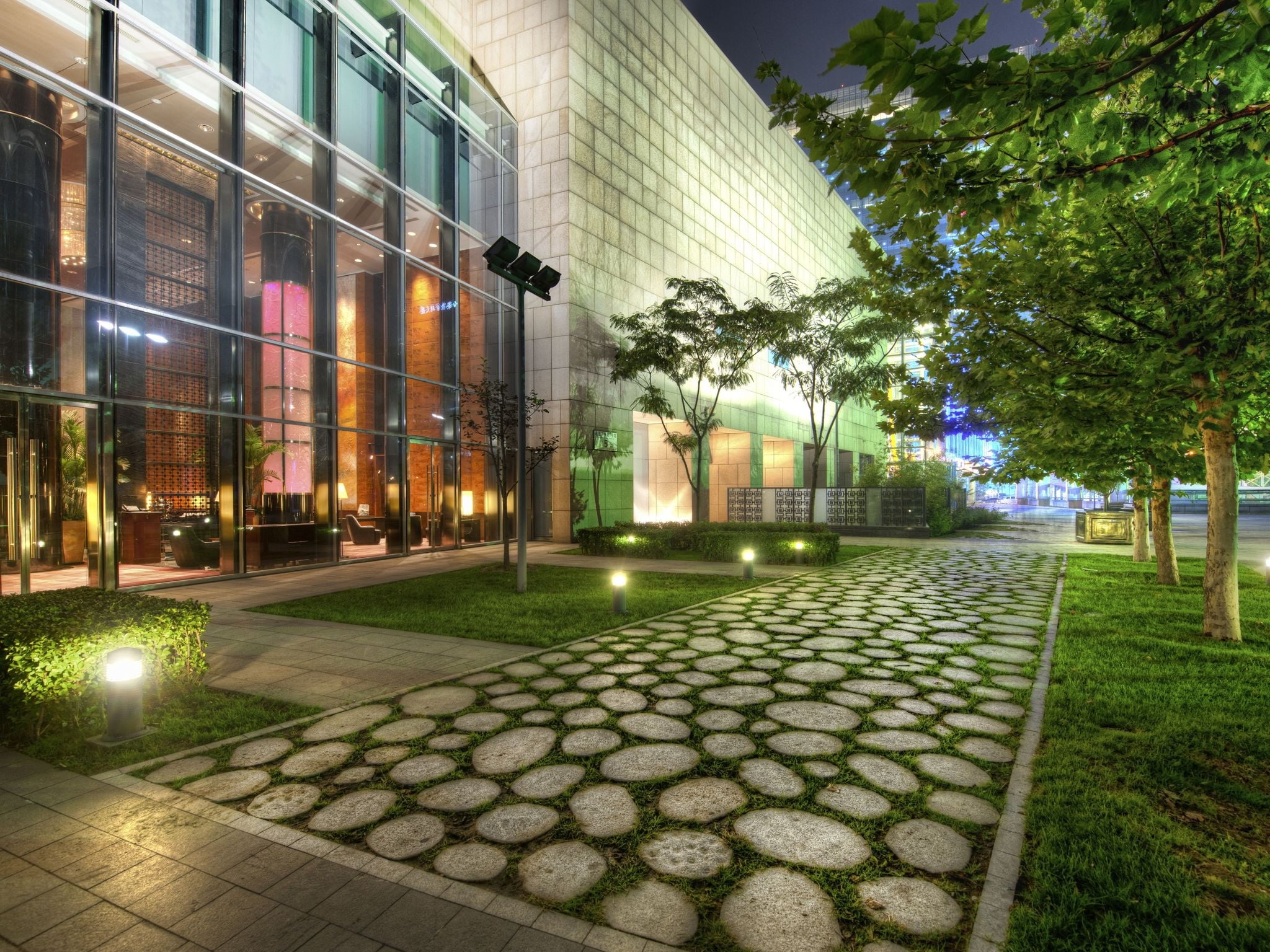 street, office building exterior, cityscape, cobblestone, 1080P, modern, paving stone, no People, window, urban Scene, lighting equipment, facade, illuminated, HD Wallpaper