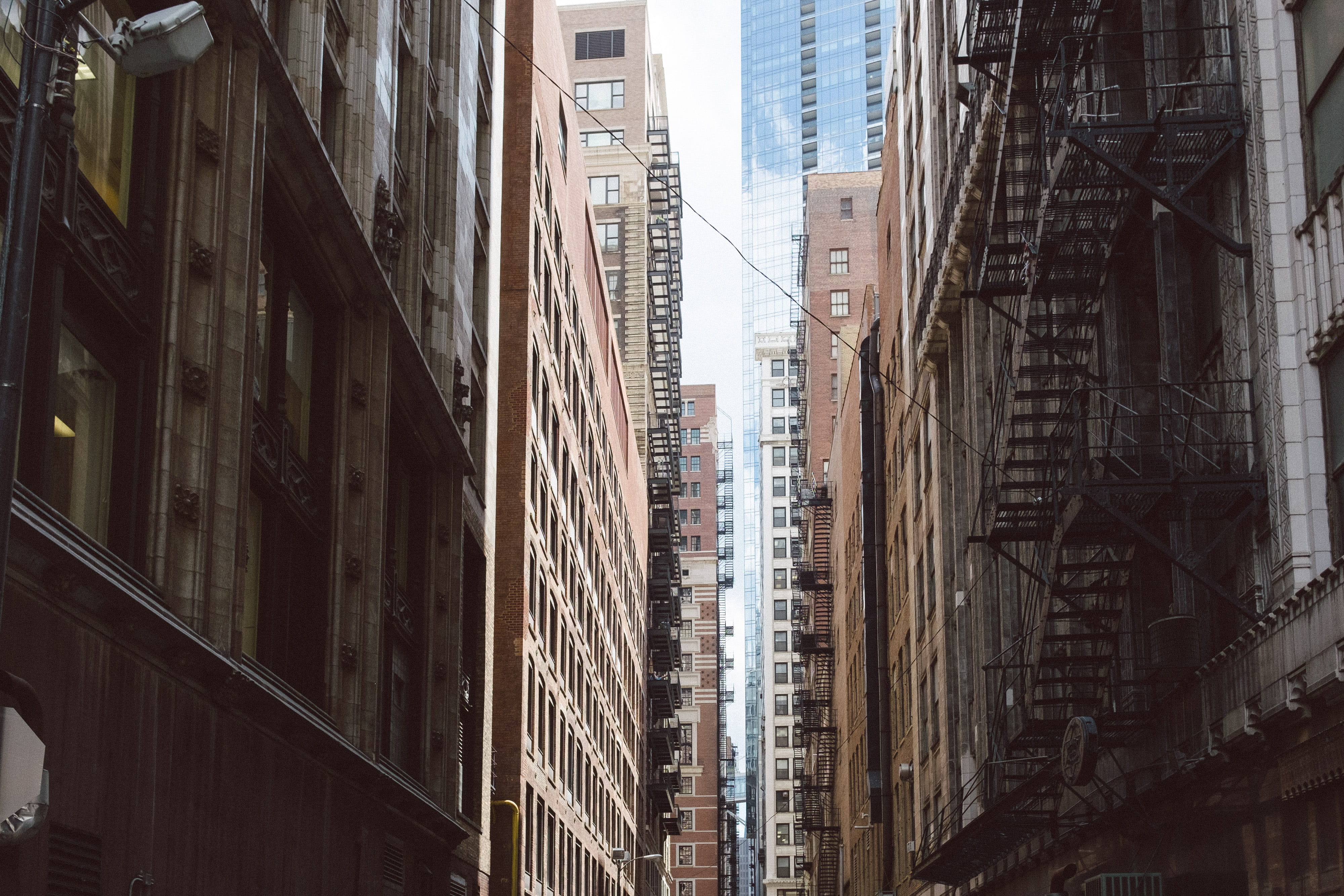 sky, apartment, office building exterior, looking, up, illinois, houston, corporate, street, 4K, nature, built structure, american, skyscraper, city, escape, HD Wallpaper