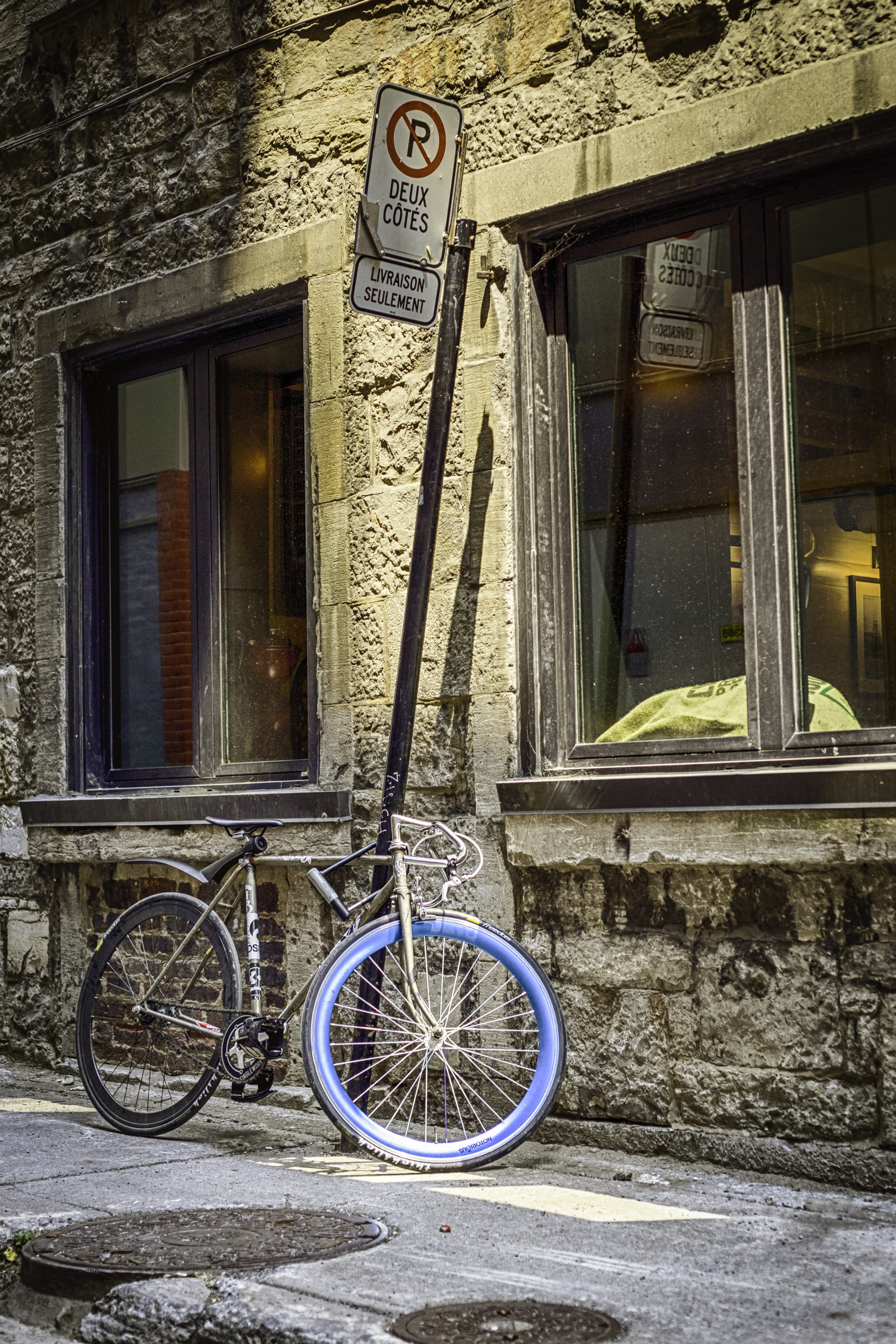 wheel, text, day, stationary, house, wall - building feature, canada, no people, communication, built structure, 4K, montréal, land vehicle, building, Phone HD Wallpaper