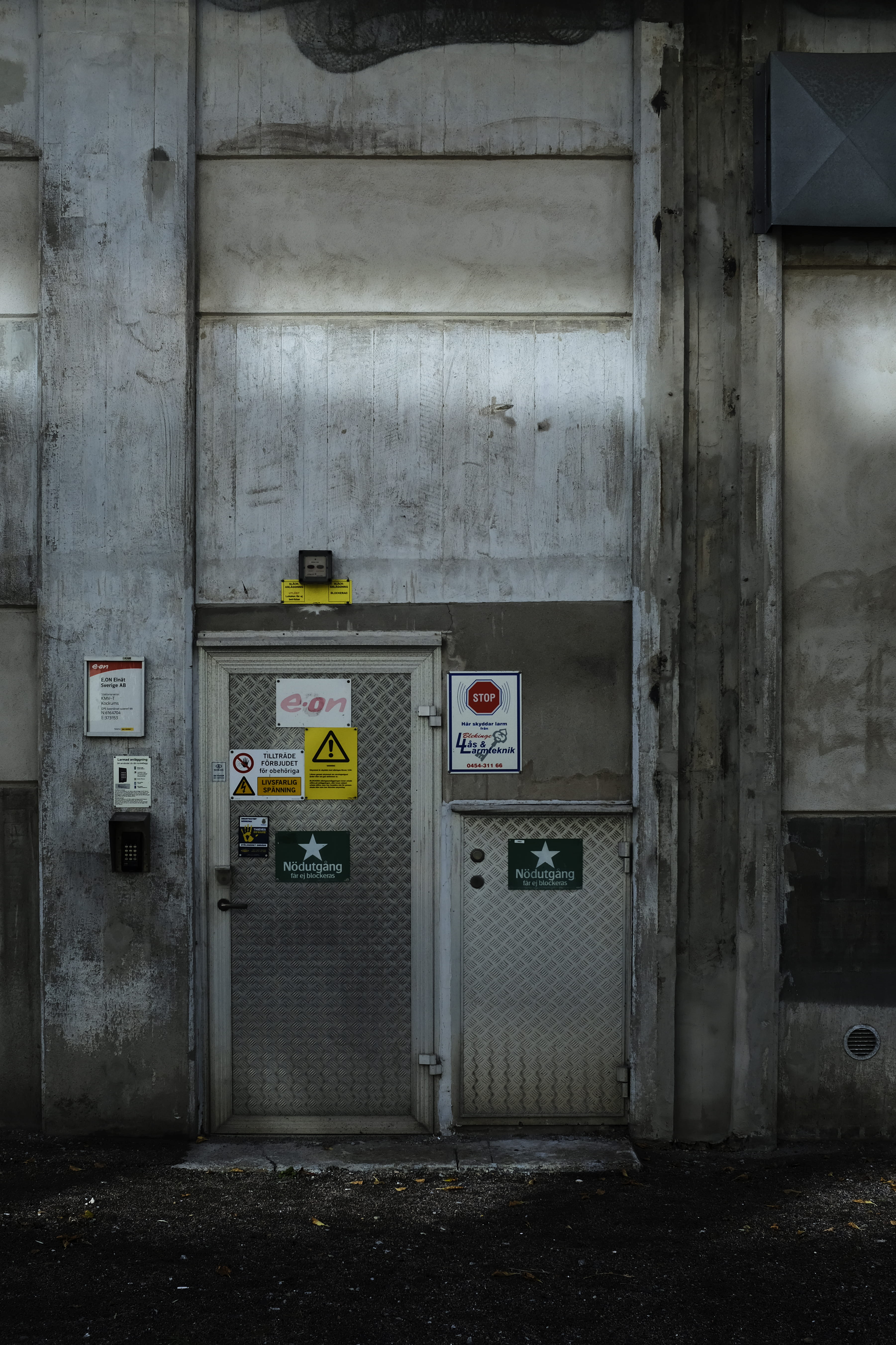 old, no People, metal, industry, dirty, patina, back alley, building, 5K, shadow, back door, concrete, entrance, door, abandoned, light, rough, metal door, Phone HD Wallpaper
