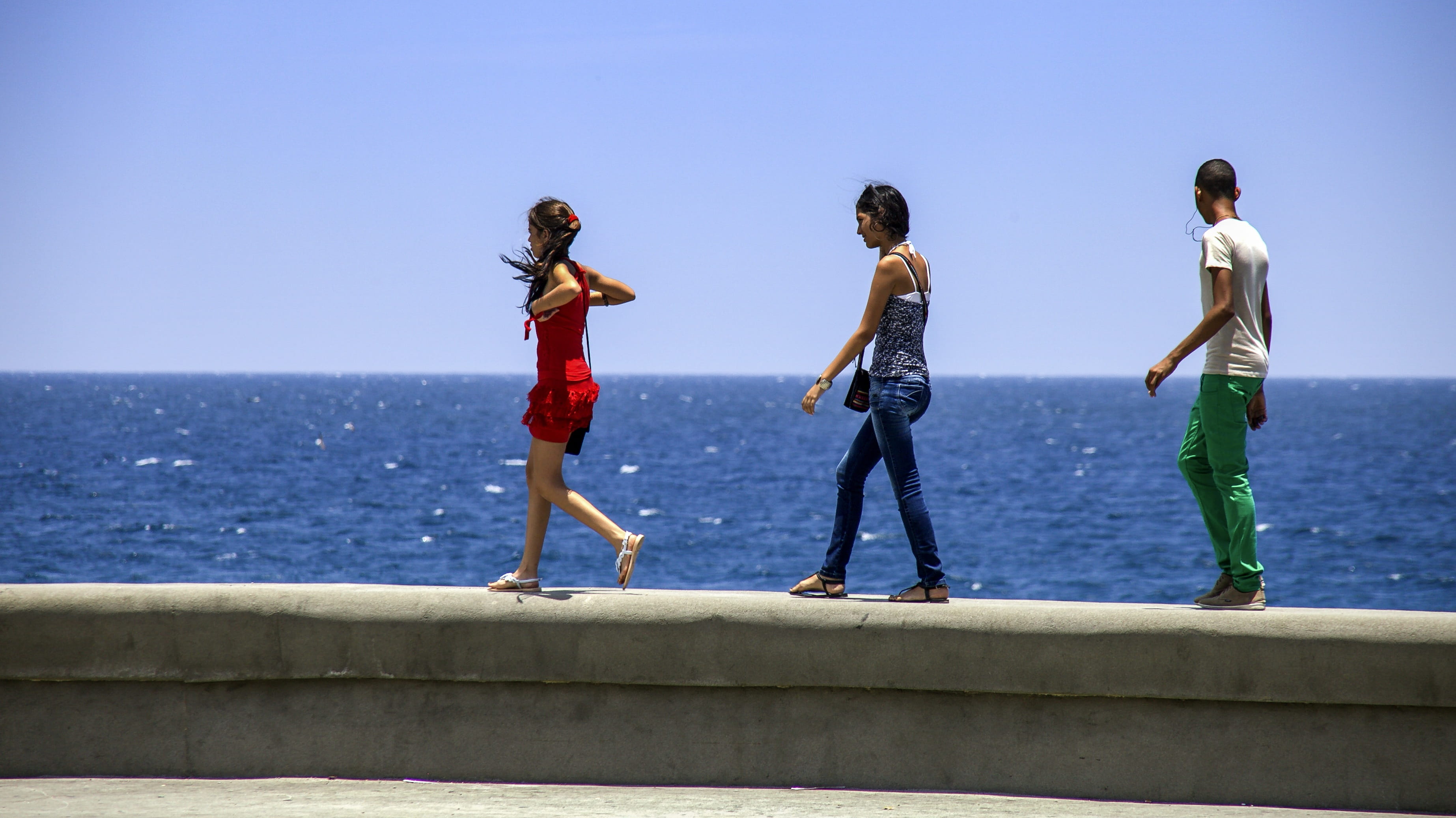 people, group of people, Sea, child, teenager, man, holiday, young people, water, friendship, avenida, rear view, Cuba, standing, 2K, gray, Malecon, Promenade, HD Wallpaper