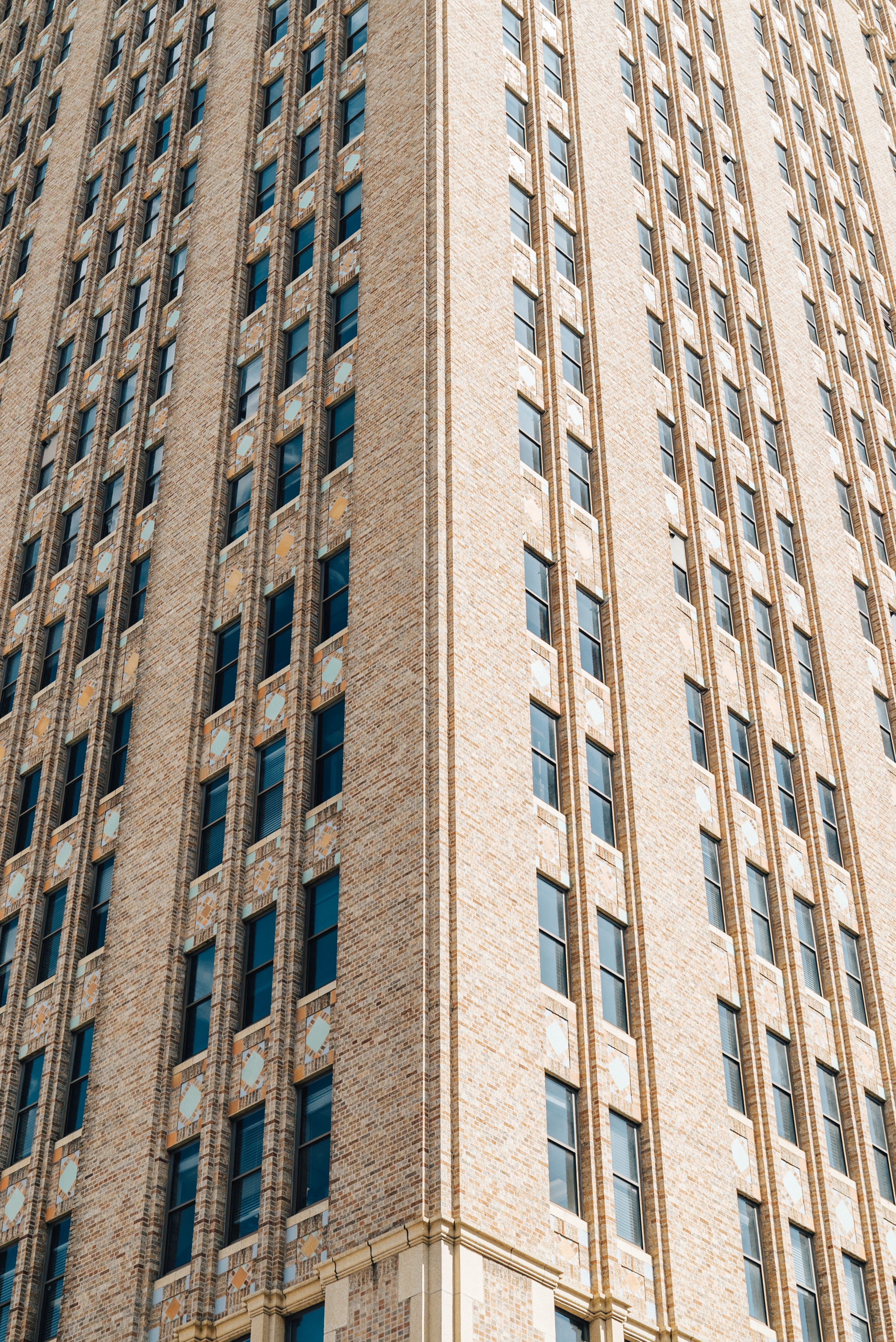 urban, building exterior, pattern, outdoors, apartment building, built structure, office building, condo, town, skyscraper, home decor, 2K, office, window shade, Phone HD Wallpaper