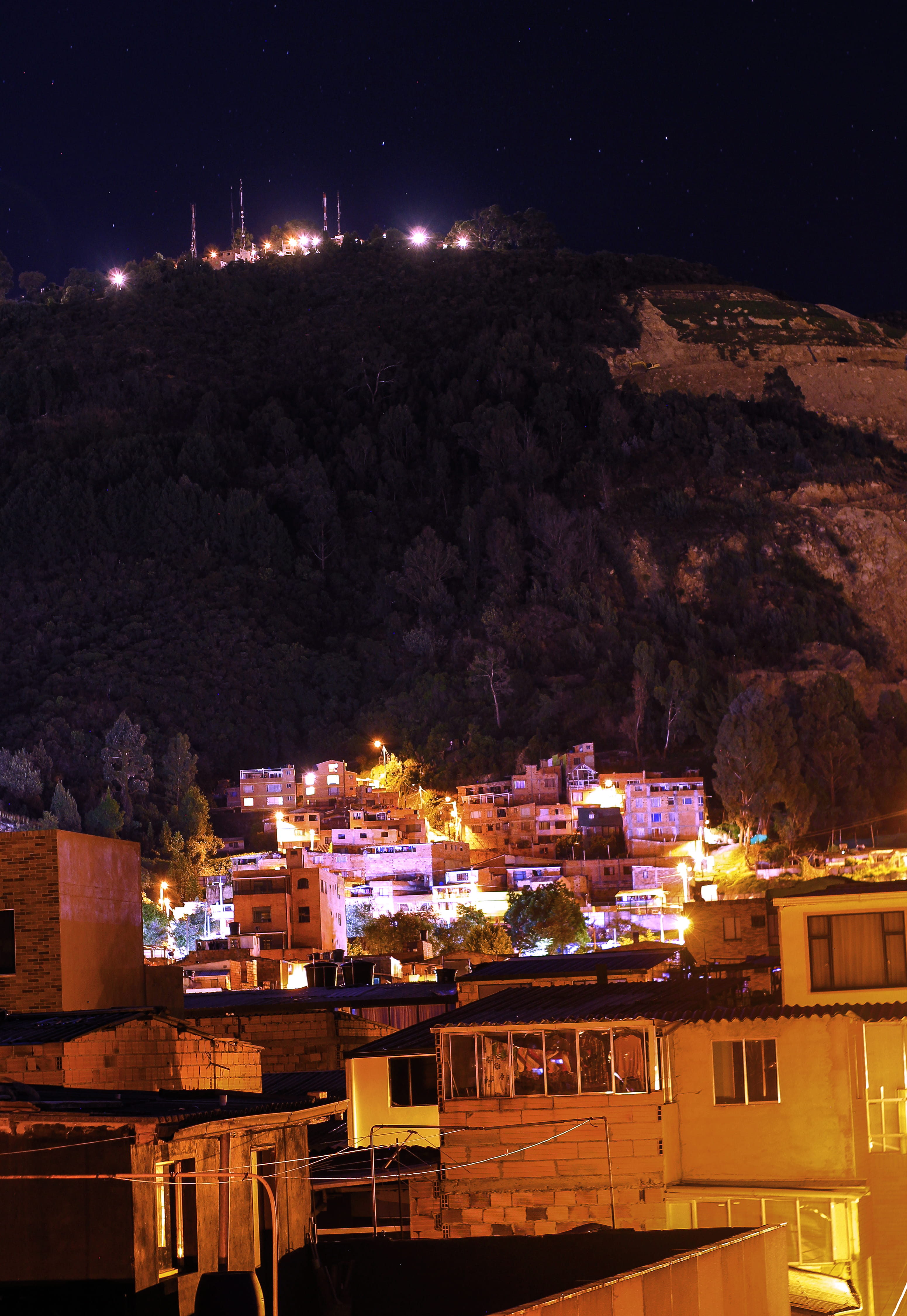 pequeña, house, built structure, pesebre, plant, high angle view, colombia, building, moonlight, atemporal, residential district, bogotá, outdoors, townscape, Phone HD Wallpaper