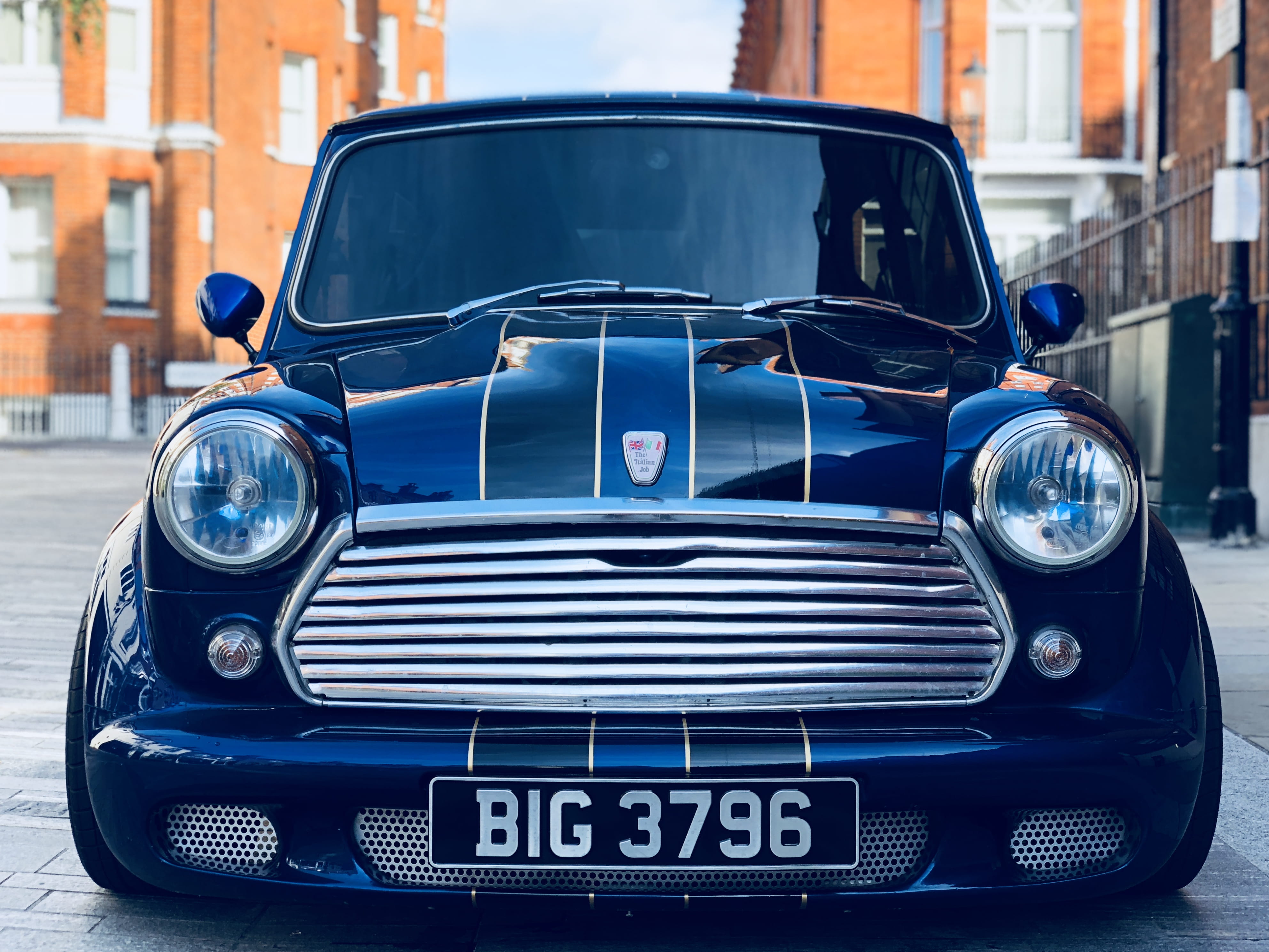 built structure, stripe, headlight, motor vehicle, transportation, mode of transportation, classic, day, big, outdoors, no people, 160 pavilion rd, architecture, HD Wallpaper