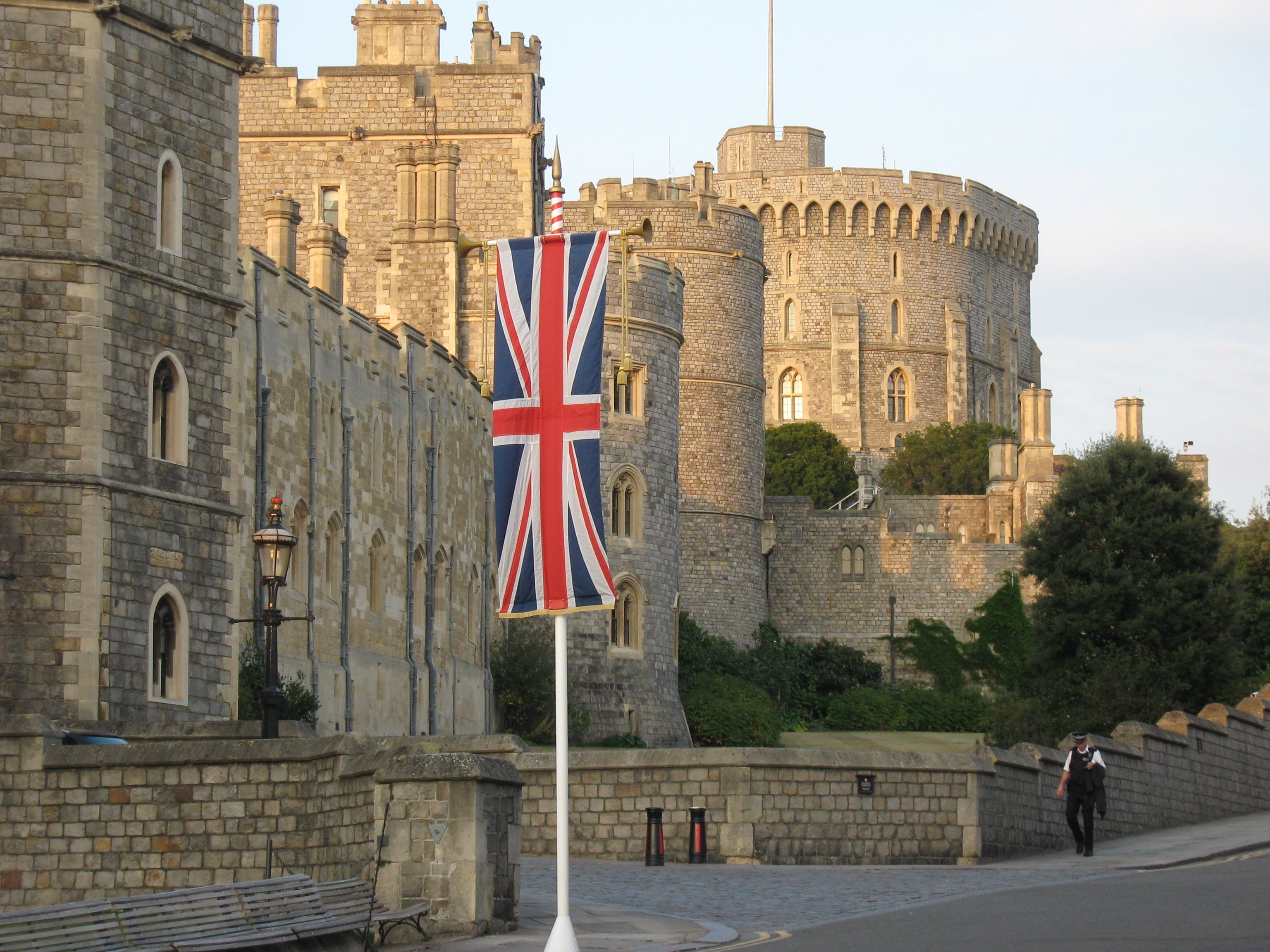 flag, travel destinations, travel, monuments, royal castle, patriotism, city, monument, great britain, day, building exterior, built structure, nature, HD Wallpaper