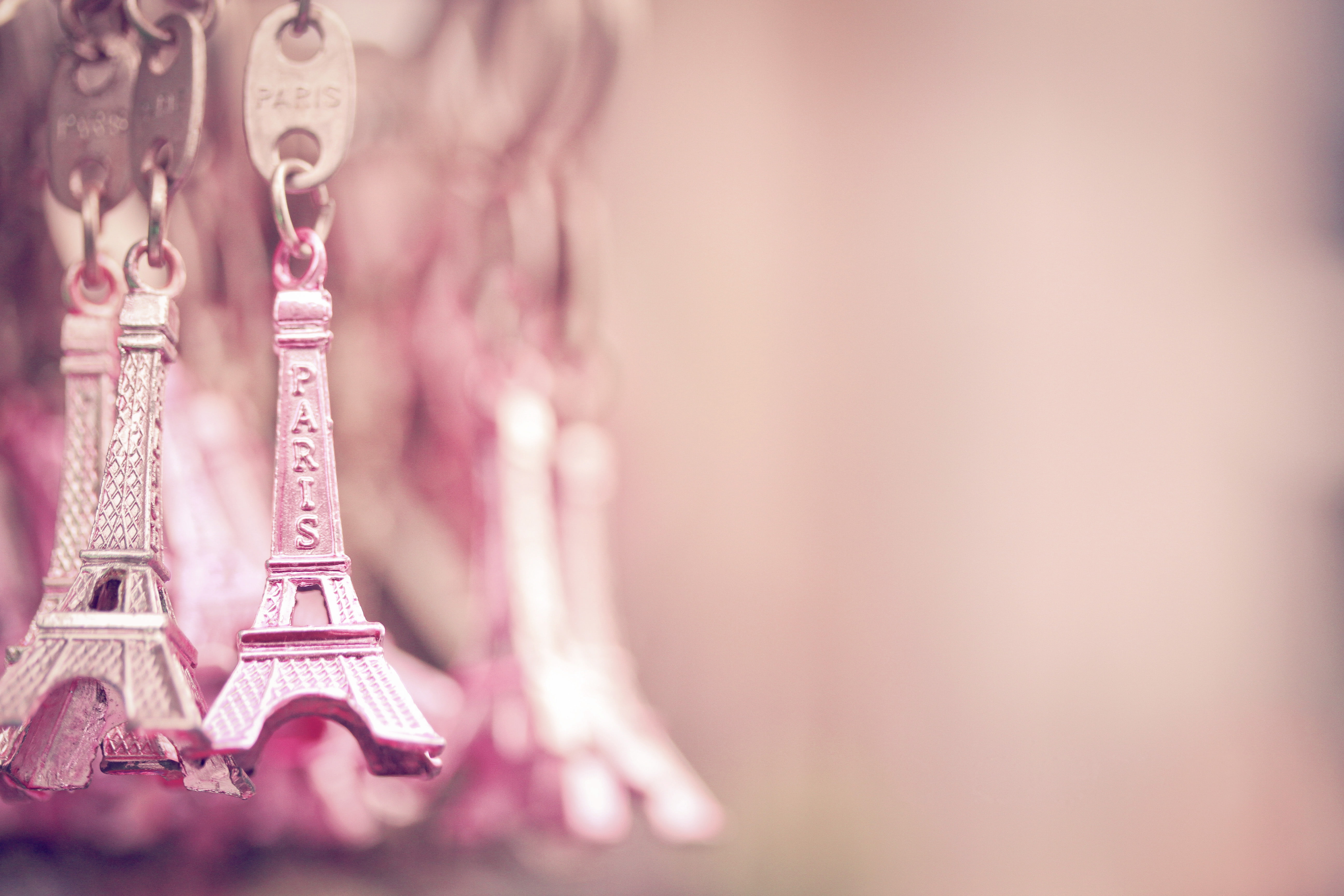5K, religion, trinkets, belief, hanging, Eiffel tower, no people, eiffel, chains, key, selective focus, gold, La tour Eiffel, tower, architecture, spirituality, HD Wallpaper