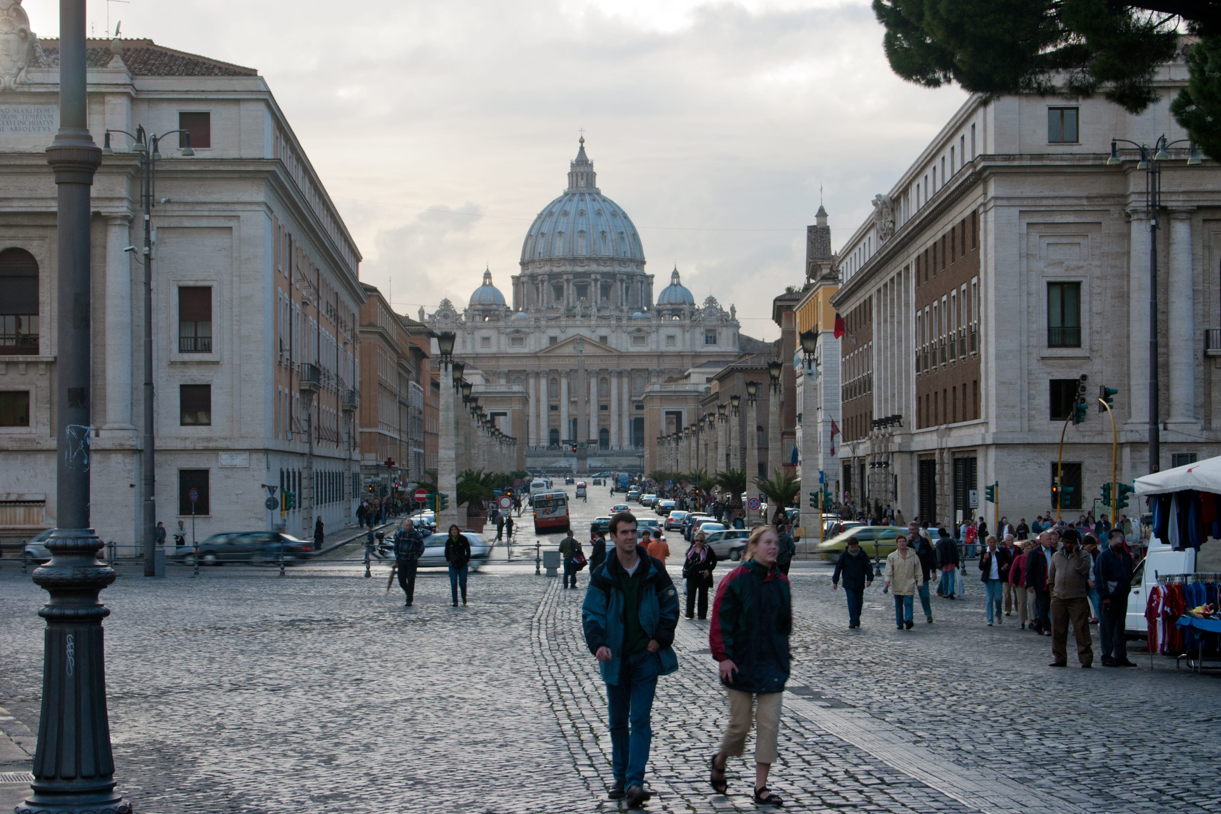 cathedral, sky, tourists, man, men, building, st. Peters Basilica - The Vatican, road, europe, building exterior, street, Architecture, city, london - England, HD Wallpaper