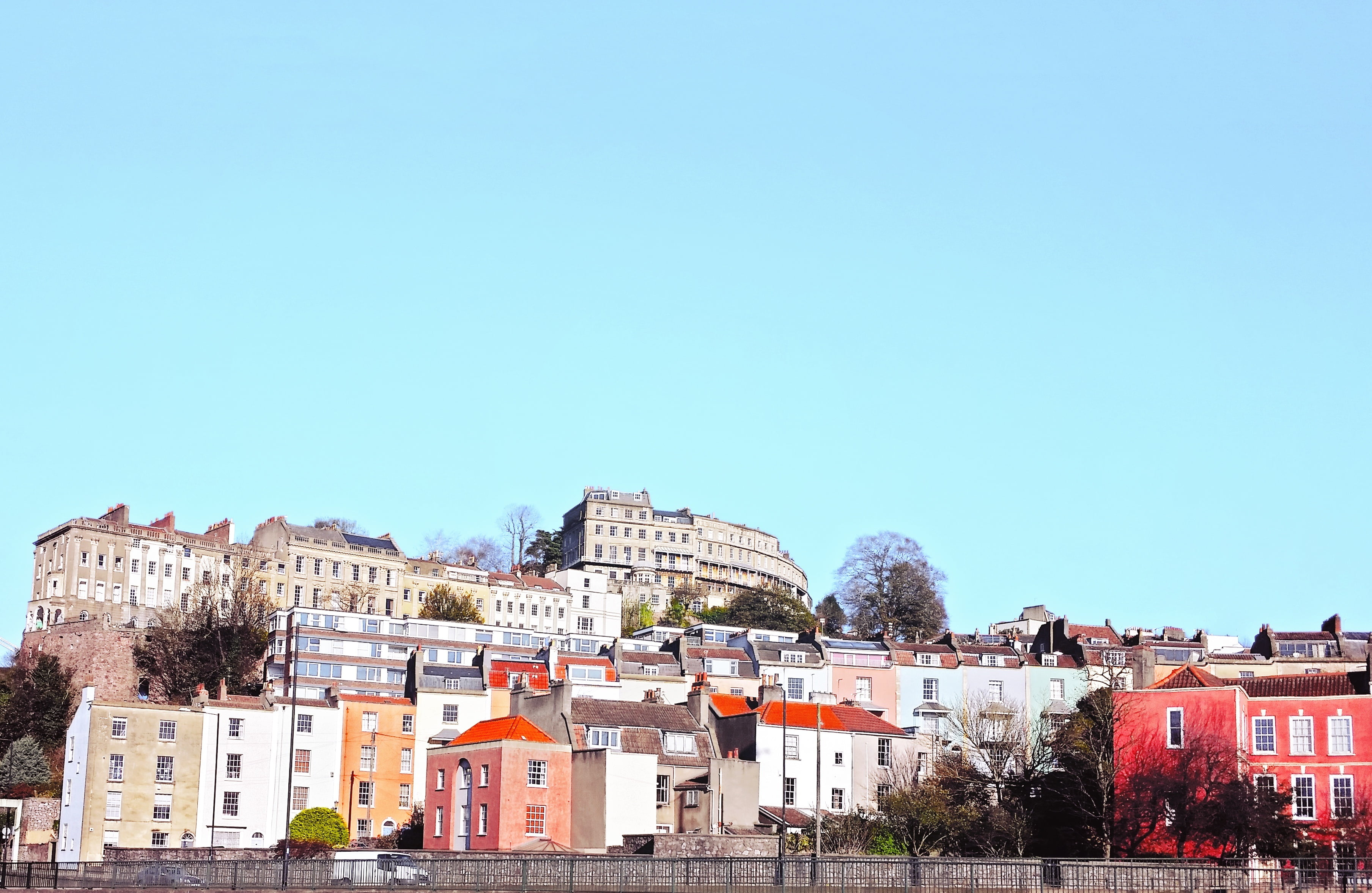 row house, village, 2K, clear sky, travel Destinations, summer, hill, concrete, outdoors, roof, buildings, sunlight, famous Place, england, history, building Exterior, HD Wallpaper