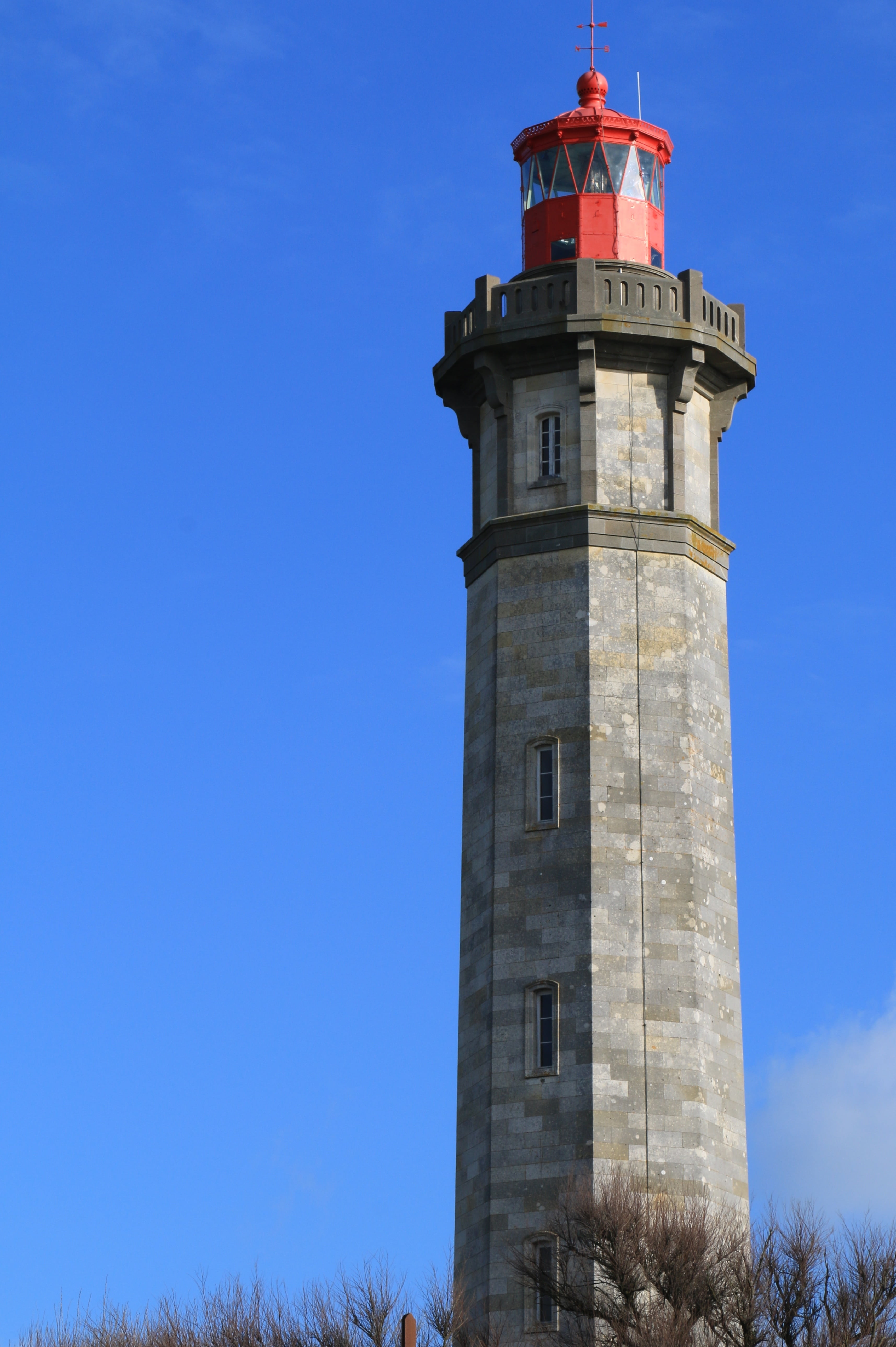 tower, low angle view, ile de ré, guidance, no people, clear sky, copy space, lighthouse, architecture, built structure, blue, outdoors, 5K, blue sky, Phone HD Wallpaper