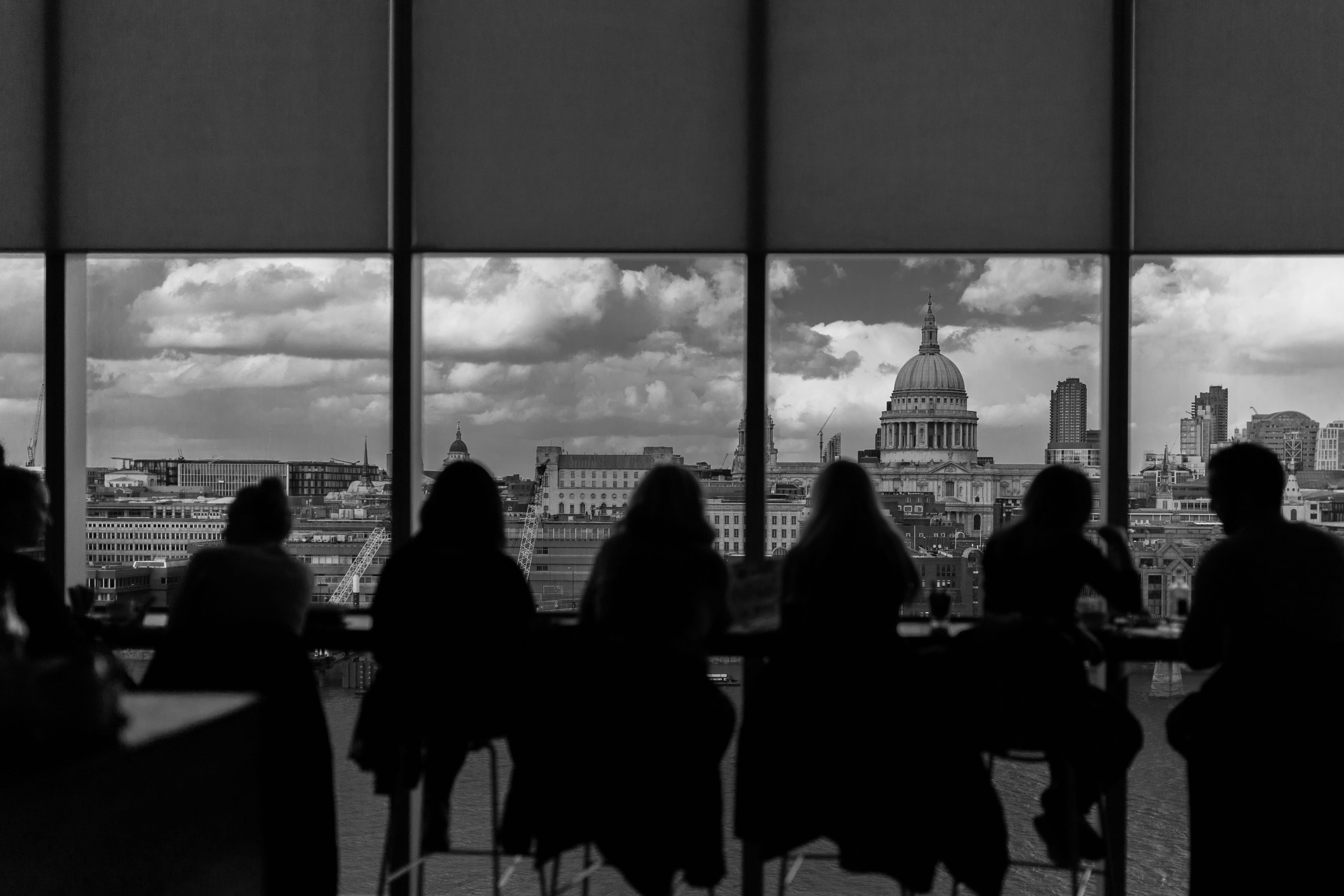 cathedral, cafe, panorama, enjoying, leisure, drink, windows, london, washing, capitol, silhouettes, skyscraper, men, black and white, d, real people, hill, HD Wallpaper