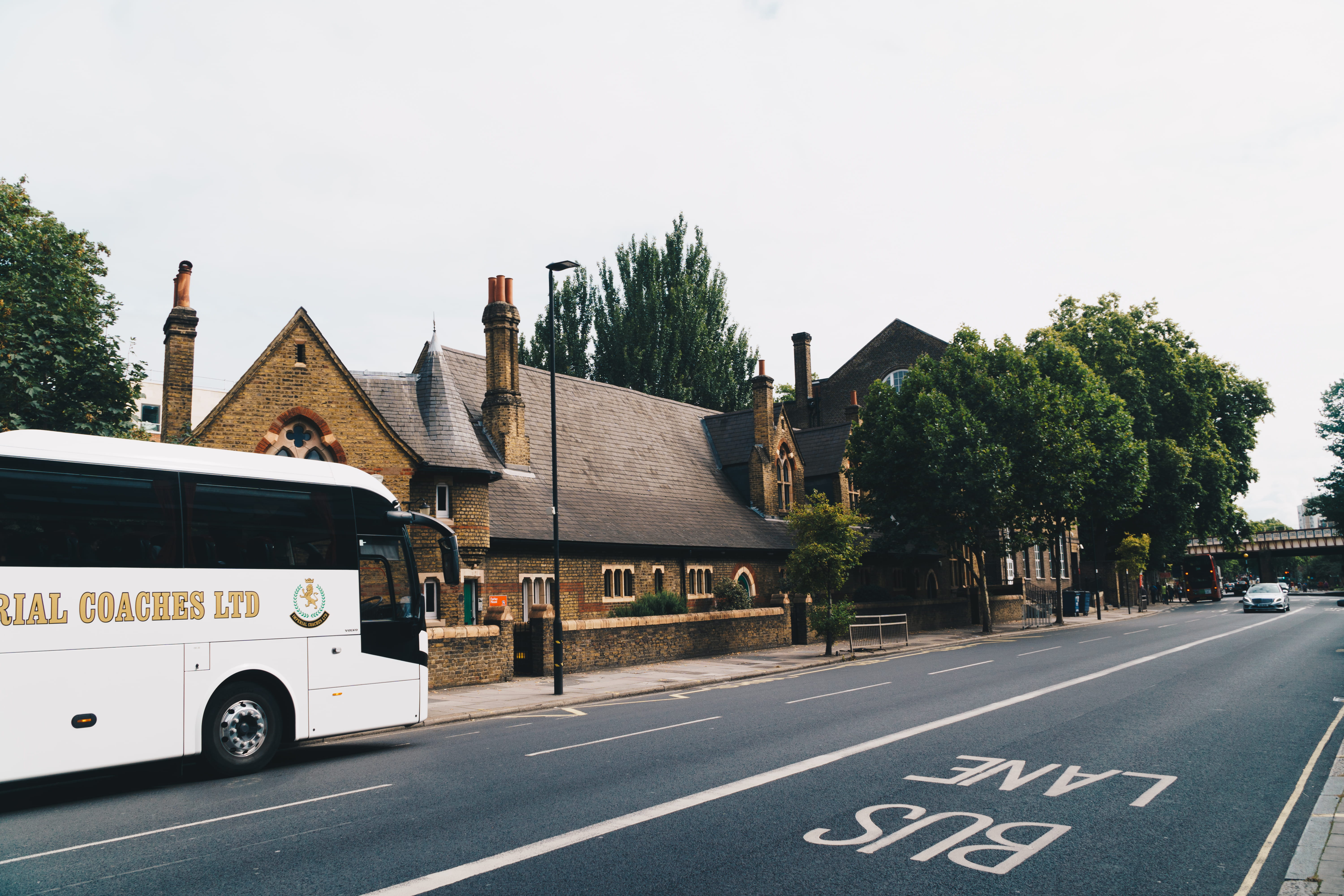 traditional design, car, land vehicle, asphalt, near, motor vehicle, automobile, building, bus, symbol, building exterior, travel, tarmac, united kingdom, HD Wallpaper