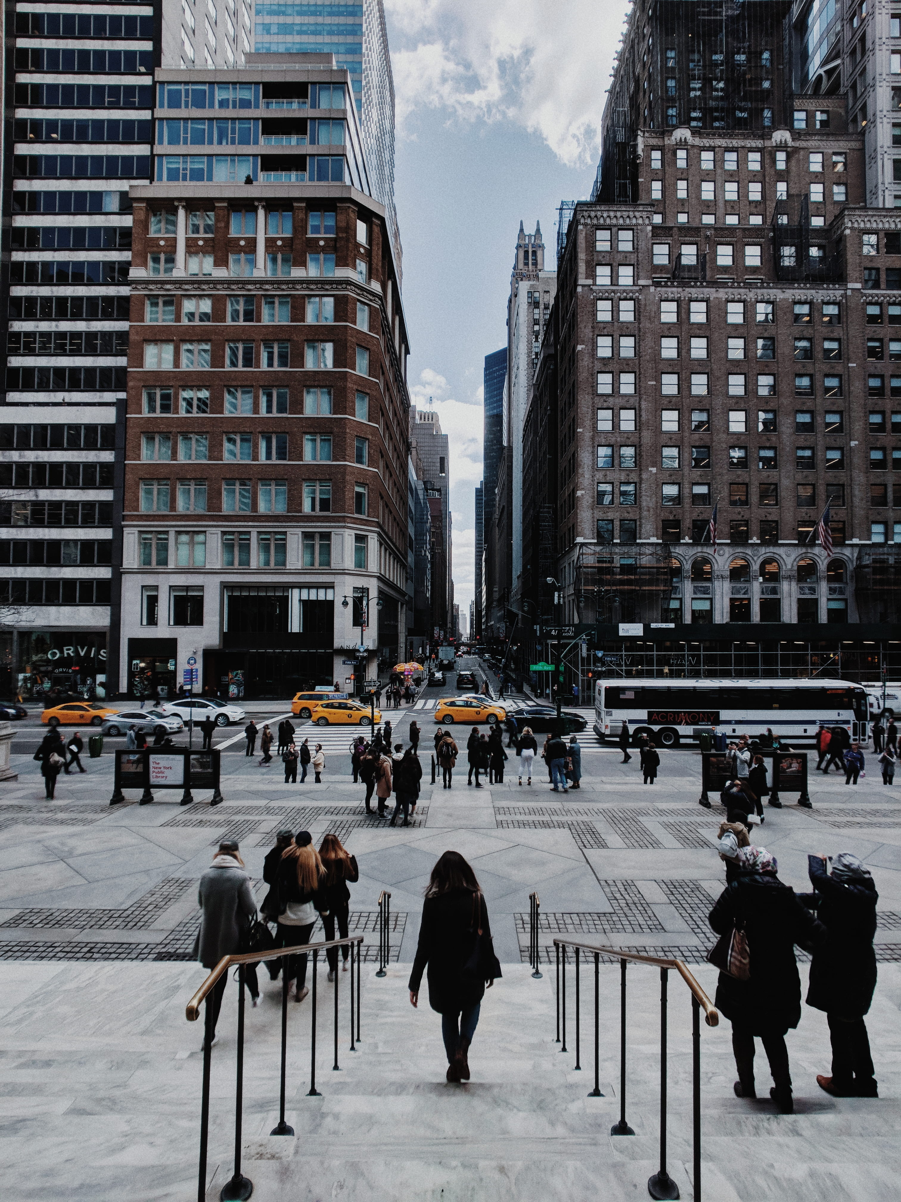 street, real people, woman, cloudy, stairs, daytime, outdoors, city life, bus, center, staircase, city street, crowd, lifestyles, group of people, skyscraper, Phone HD Wallpaper