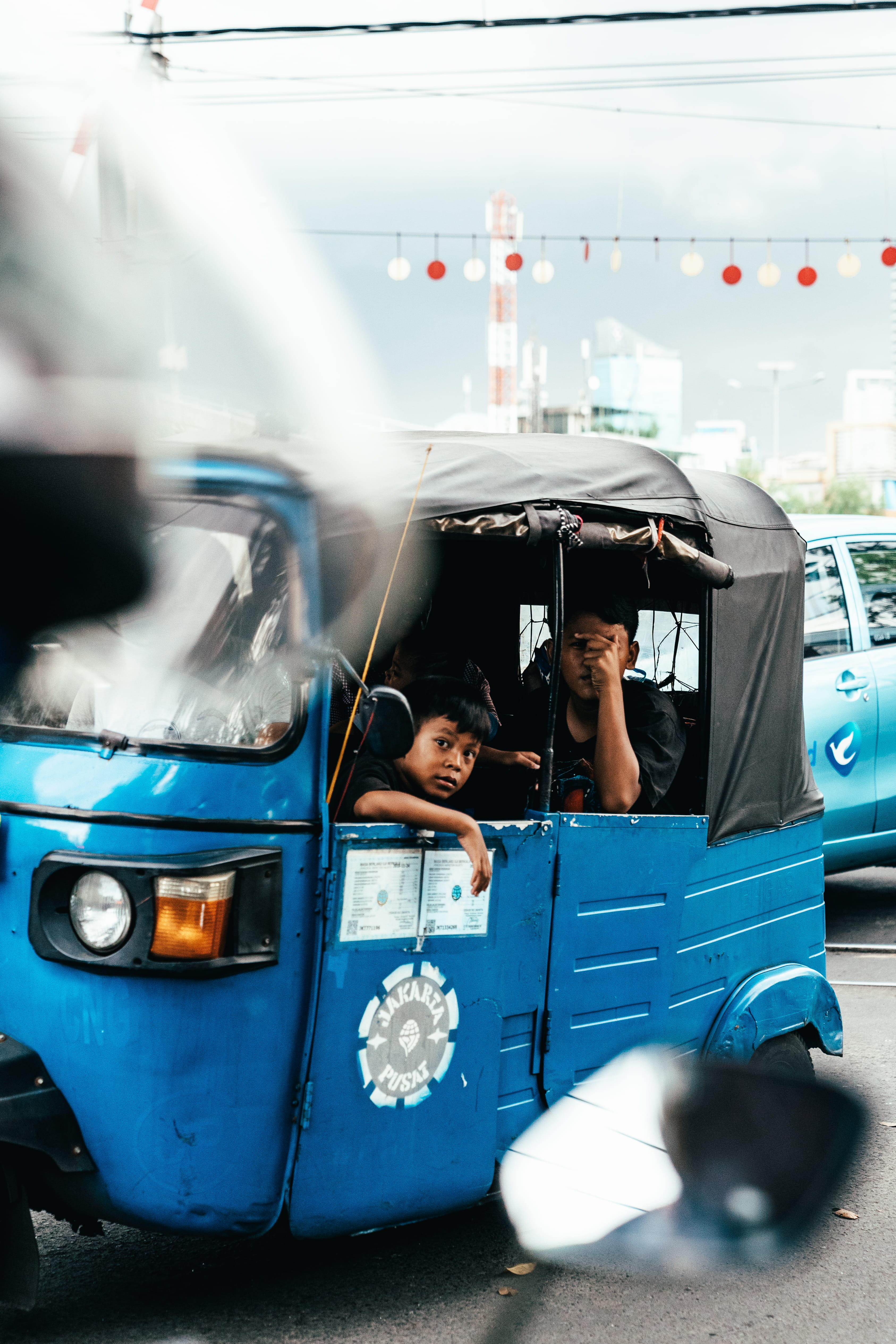 son, autorickshaw, family, females, transportation, car, motor vehicle, face, riding, men, mode of transportation, day, shorts, childhood, innocence, tour bus, Phone HD Wallpaper