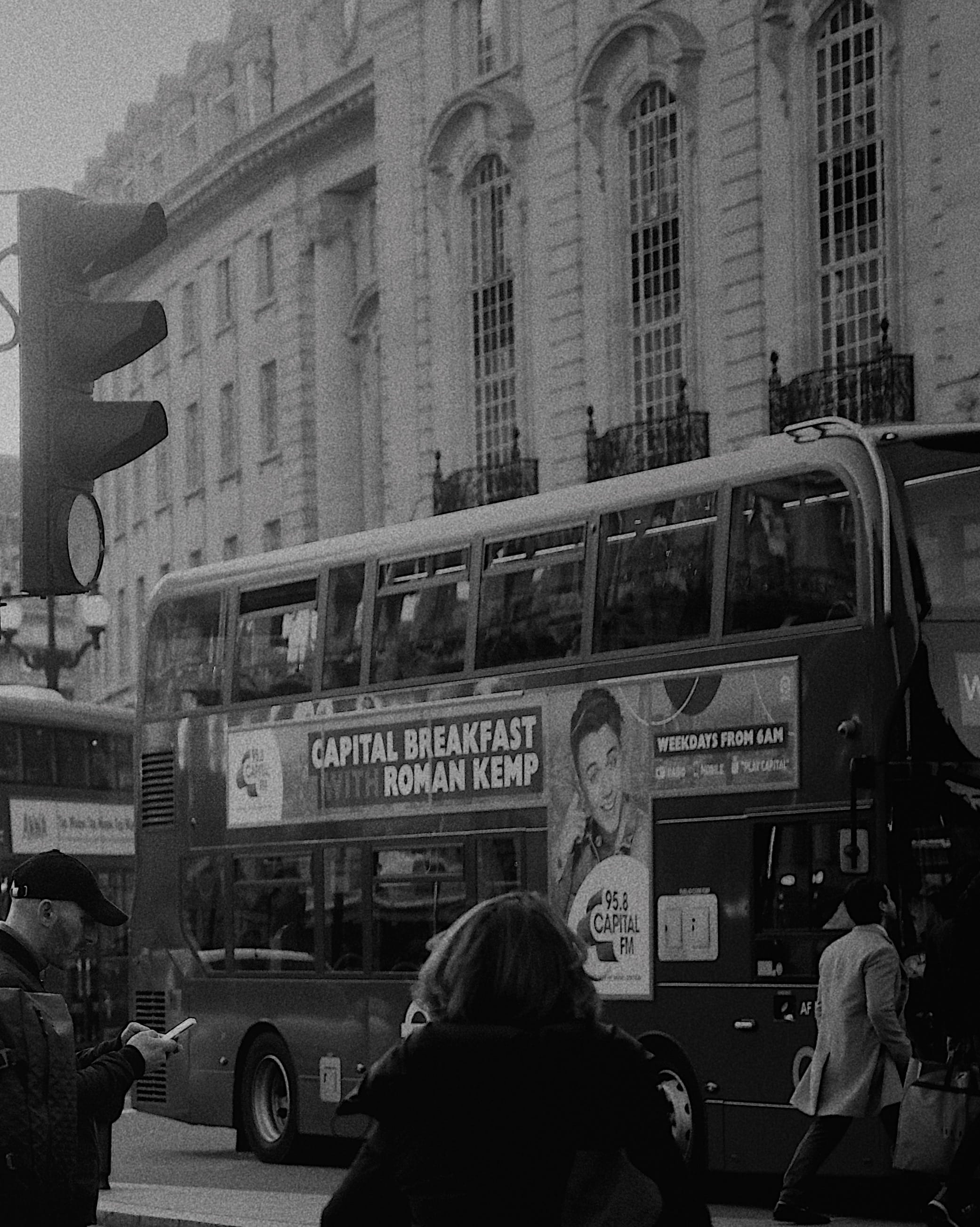 communication, city life, day, black and white, car, real people, london, traffic light, tour bus, men, automobile, light, public transportation, oldschool, Phone HD Wallpaper