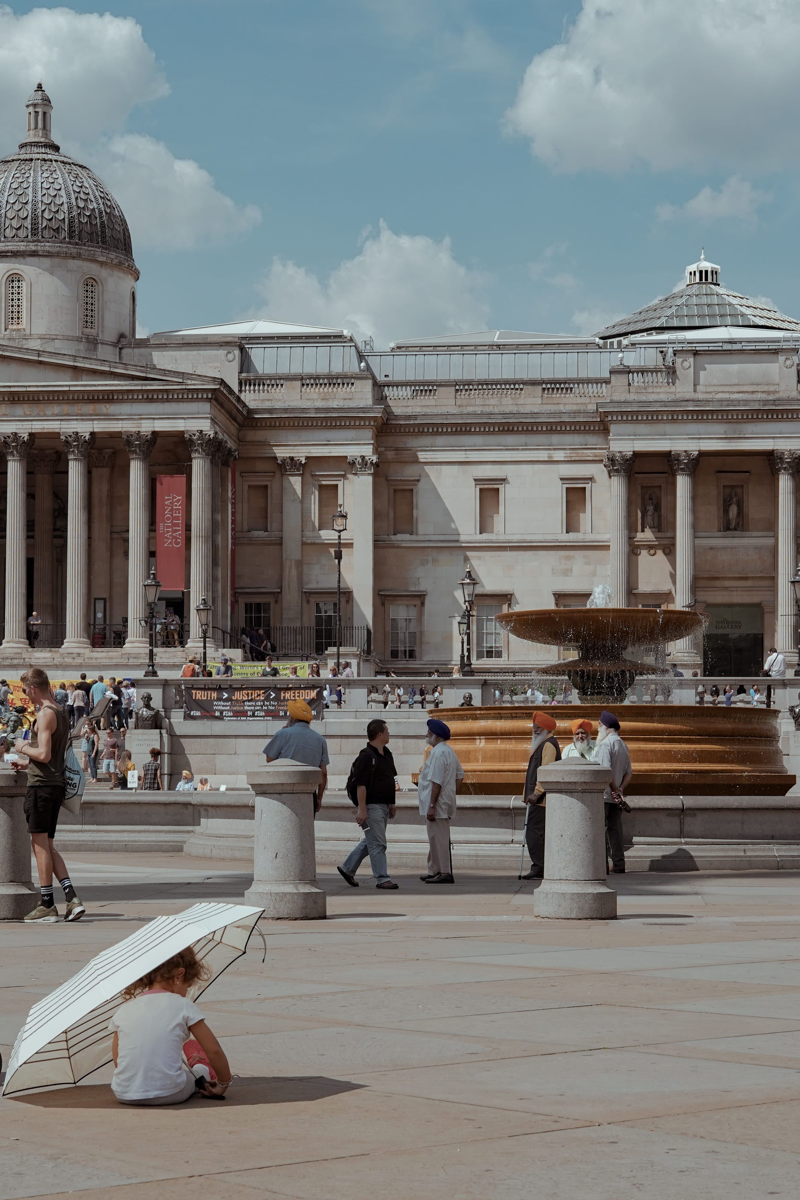 sunshine, london, 4K, lifestyles, outdoors, day, real people, adult, the past, men, trafalgar square (stop b), architecture, shade, group of people, light, Phone HD Wallpaper