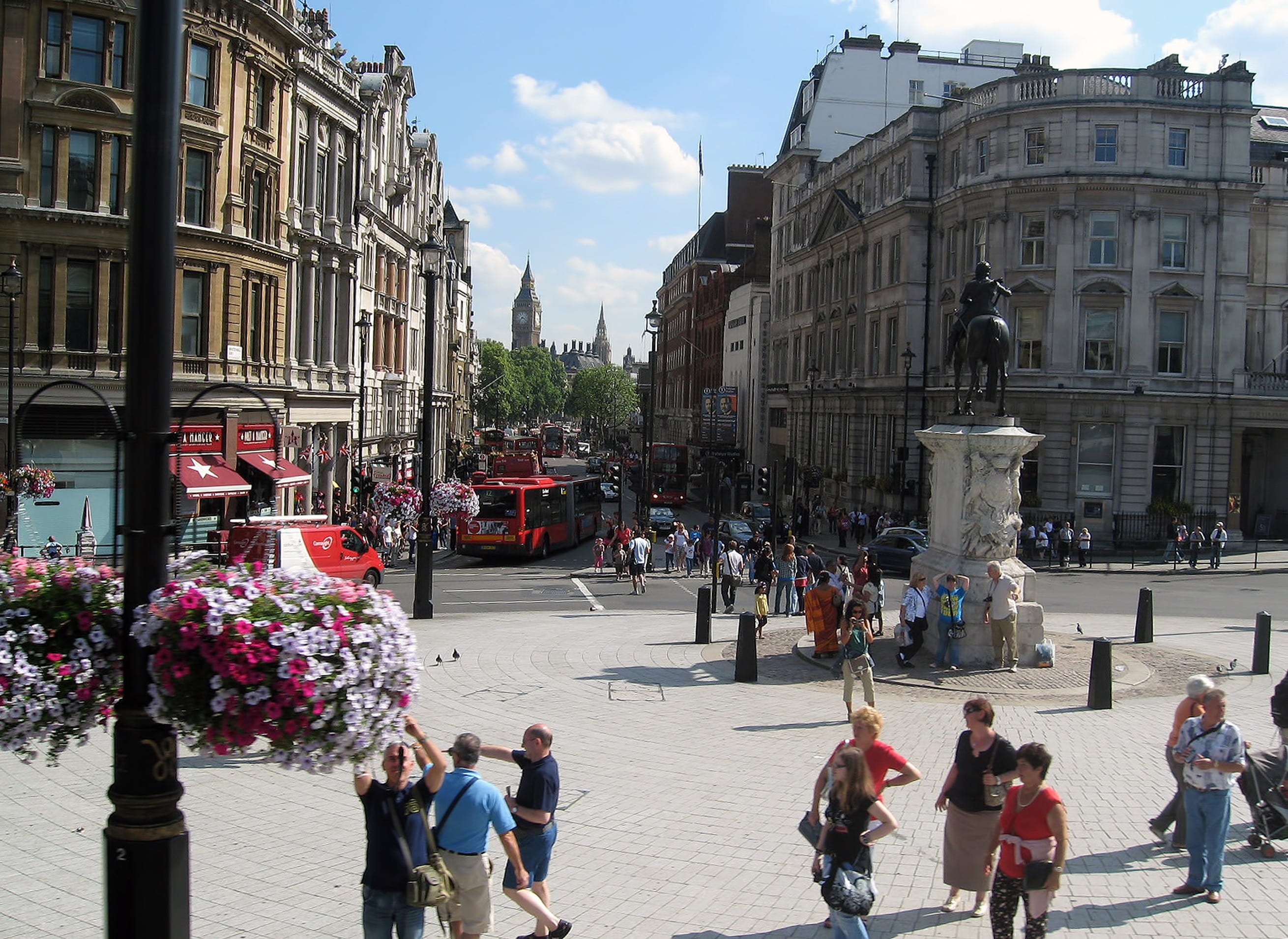 women, flower, day, large group of people, trafalgar, built structure, city life, 2K, people, architecture, statue, outdoors, building, group of people, HD Wallpaper