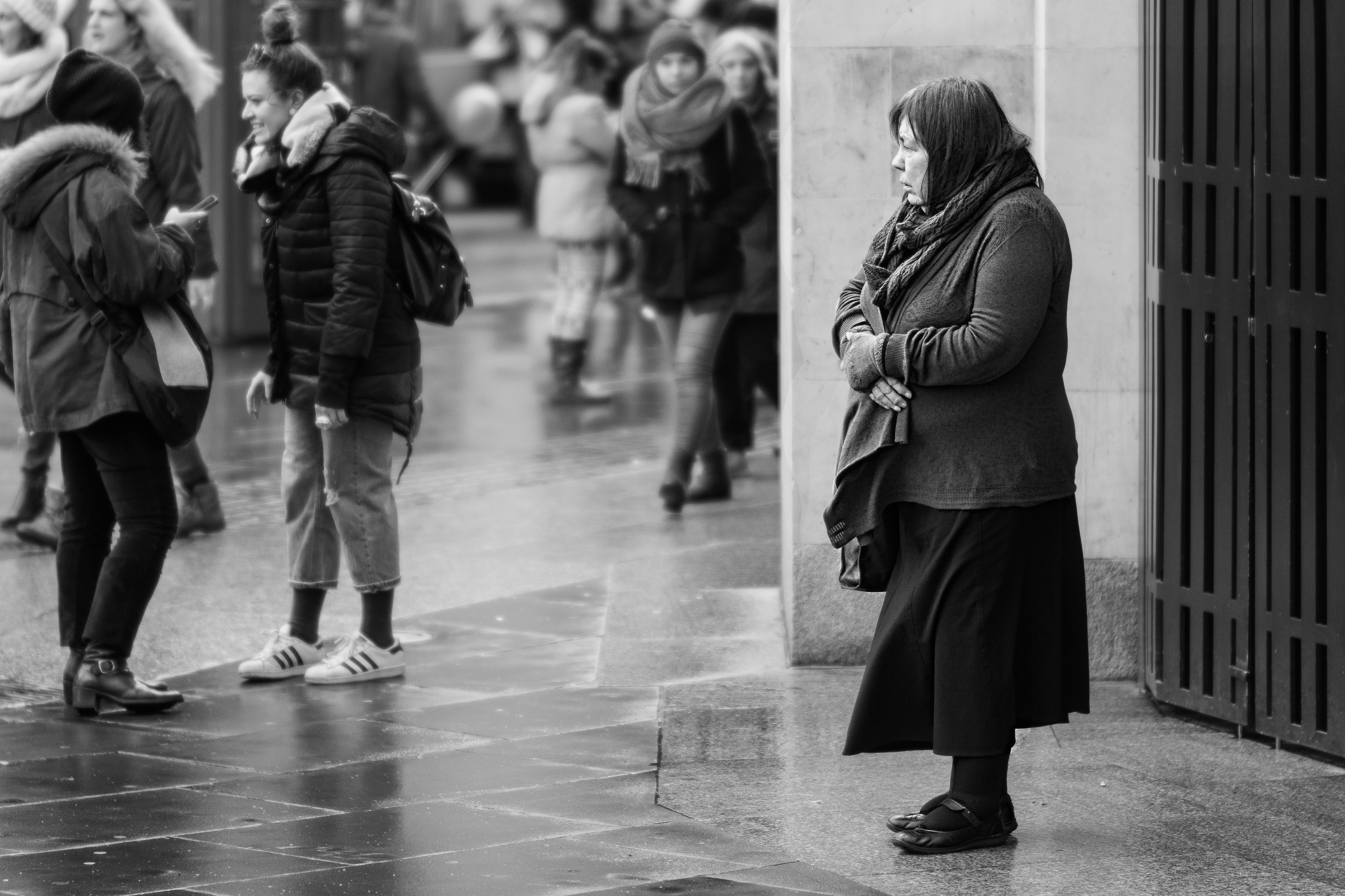 adult, city, lost, people, group of people, lifestyles, trafalgar square, 4K, women, togetherness, alone, real people, urban, leisure activity, full length, HD Wallpaper