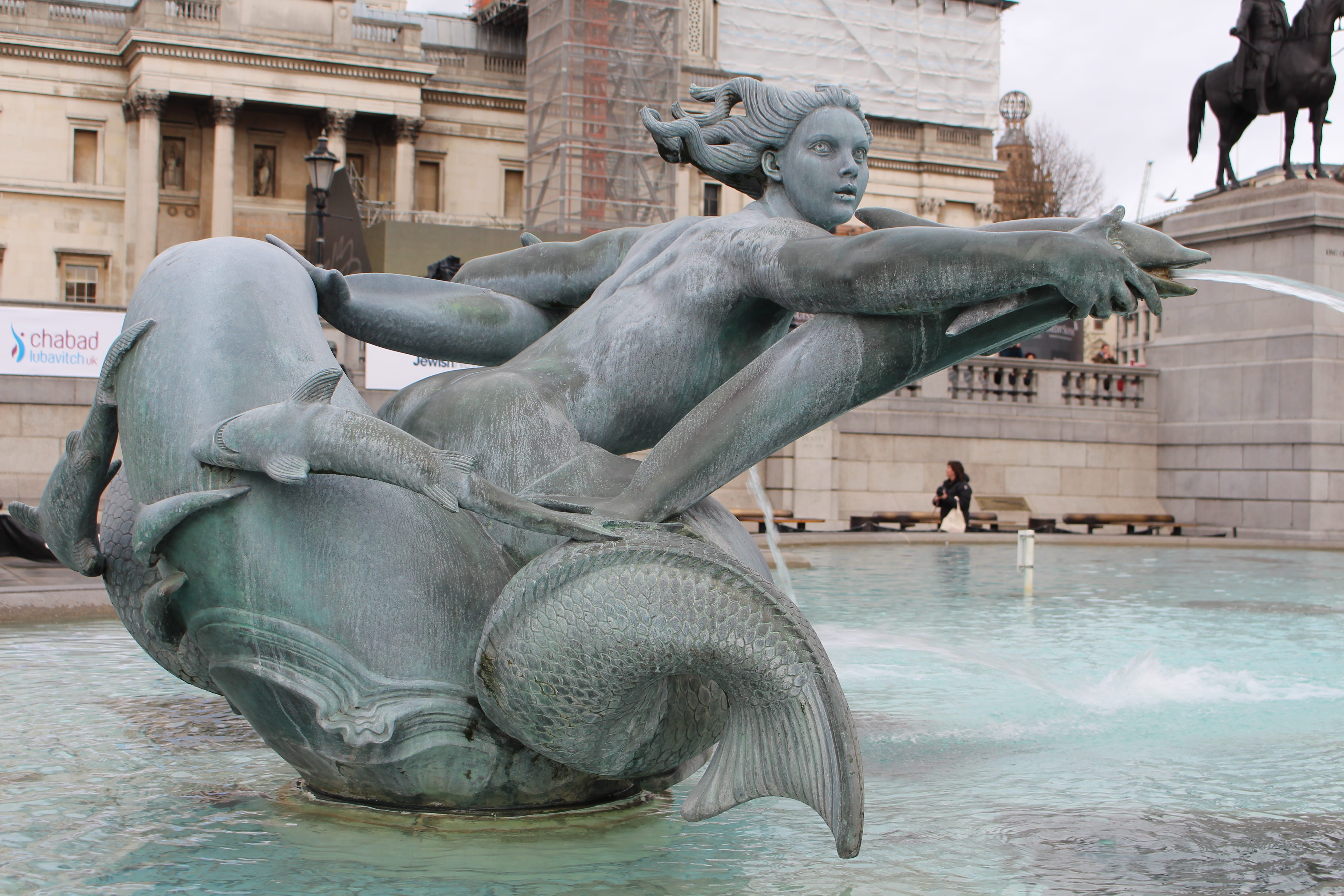 sculpture, incidental people, square, 5K, tourism, water, architecture, trafalgar, building exterior, Winter, Square, carving - craft product, city, creativity, HD Wallpaper