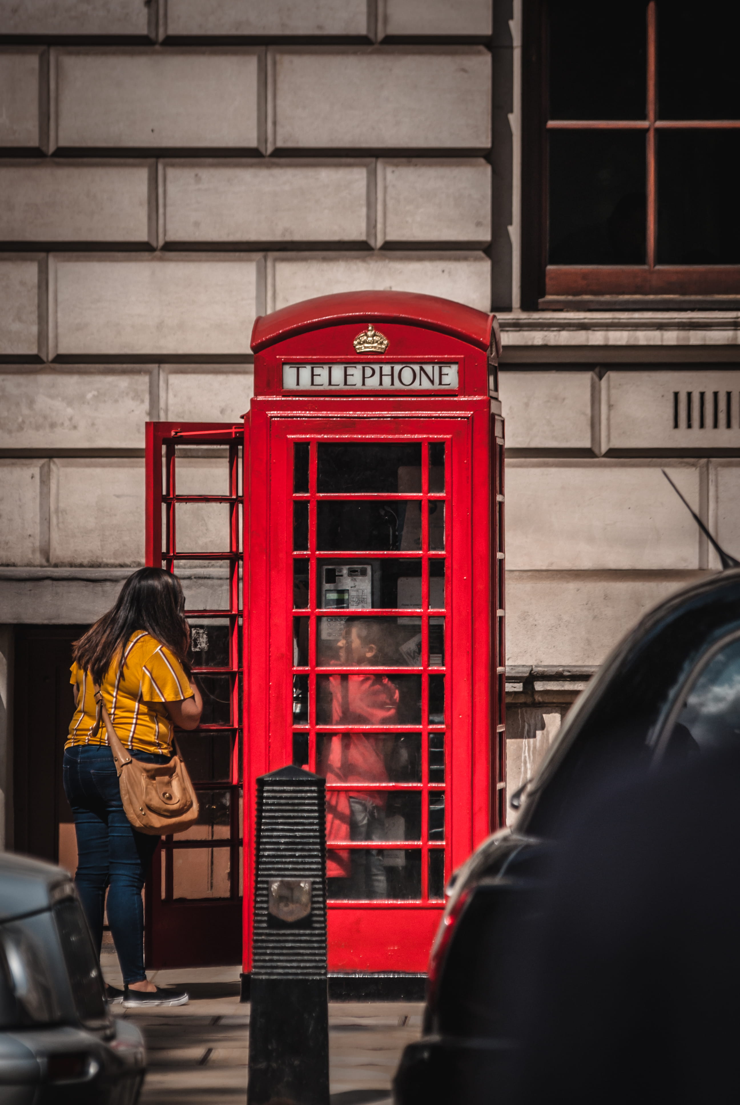 western script, land vehicle, 4K, london, transportation, text, mode of transportation, day, people, telephone booth, pay phone, phone booth, real people, Phone HD Wallpaper