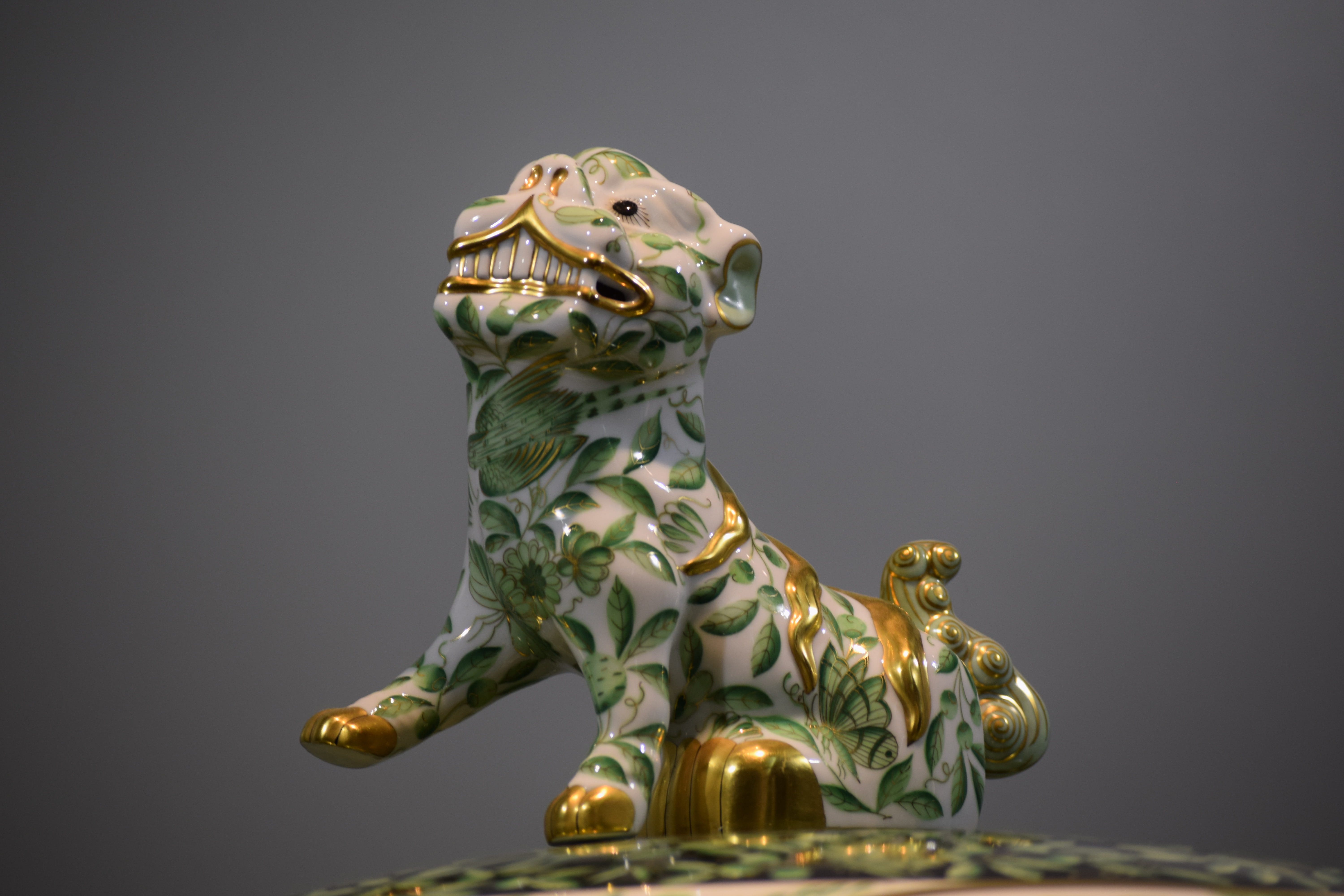sculpture, motifs, green, gray background, gold colored, gray, 5K, ornate, indoors, yellow, animal representation, statue, gold, porcelain, studio shot, HD Wallpaper