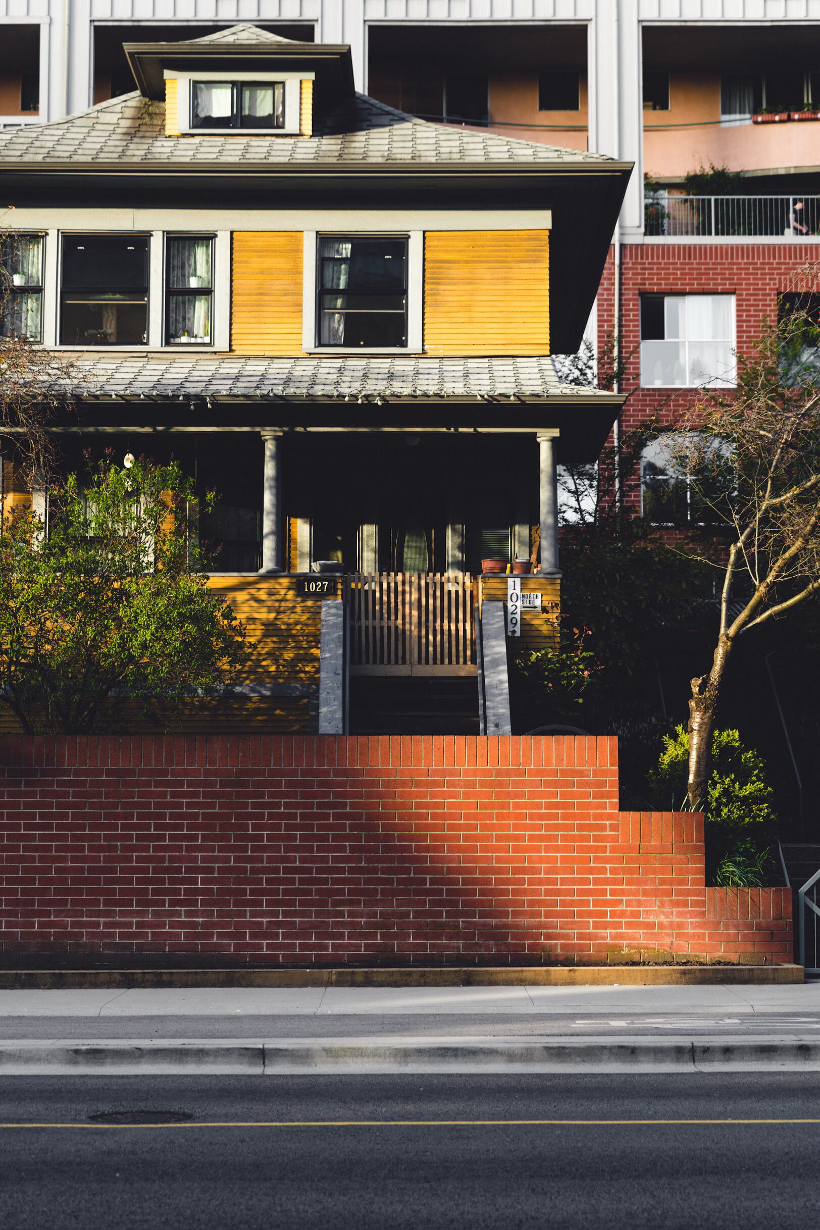 brick, garage, no people, apartment, brown, house, light, fence, nature, building exterior, built structure, city, street, pavement, home, road, sidewalk, Phone HD Wallpaper