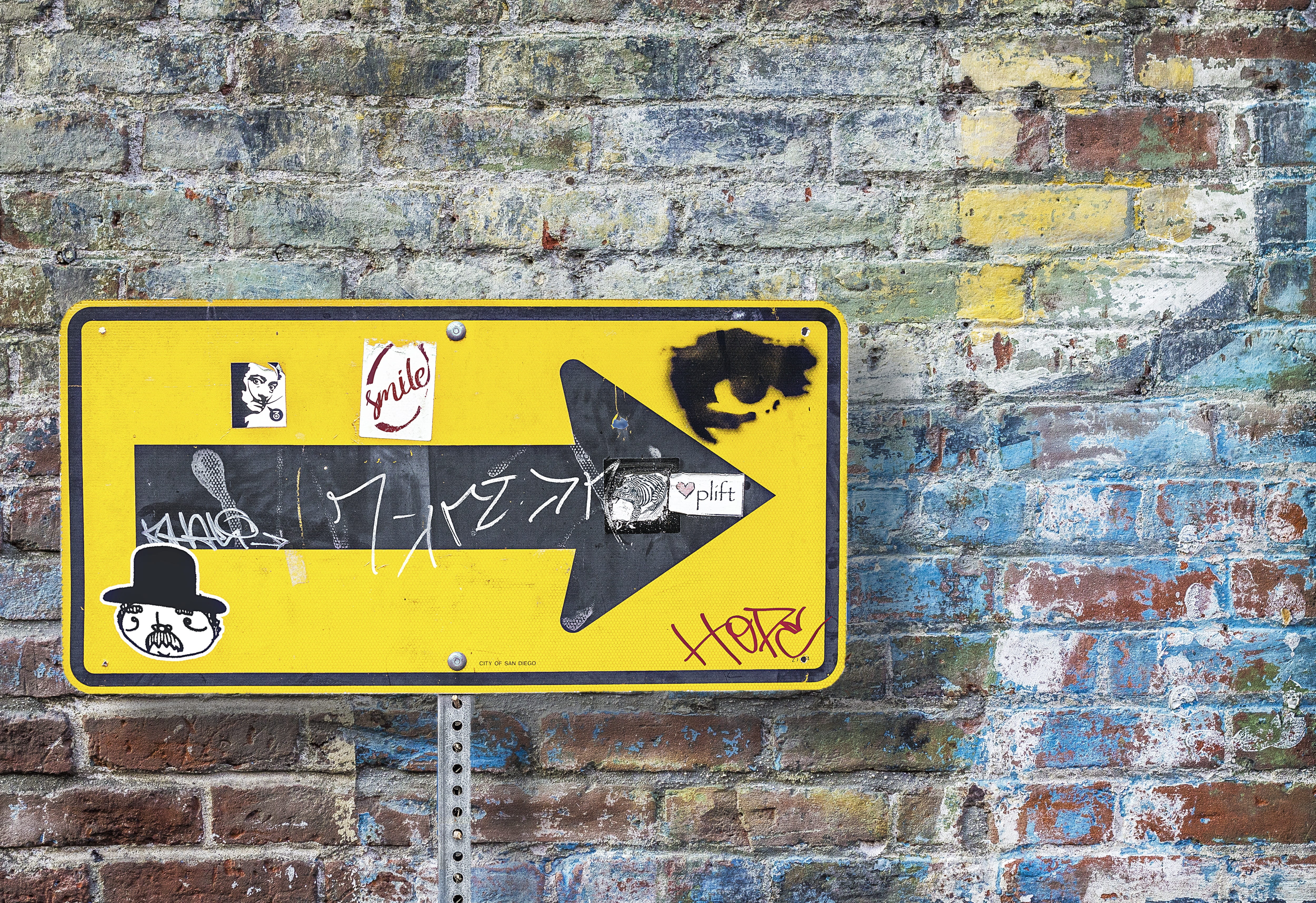 message, text, symbol, road sign, day, arrow symbol, Background, close-up, painted, no people, wall - building feature, Texture, urban, Wall, brick texture, HD Wallpaper