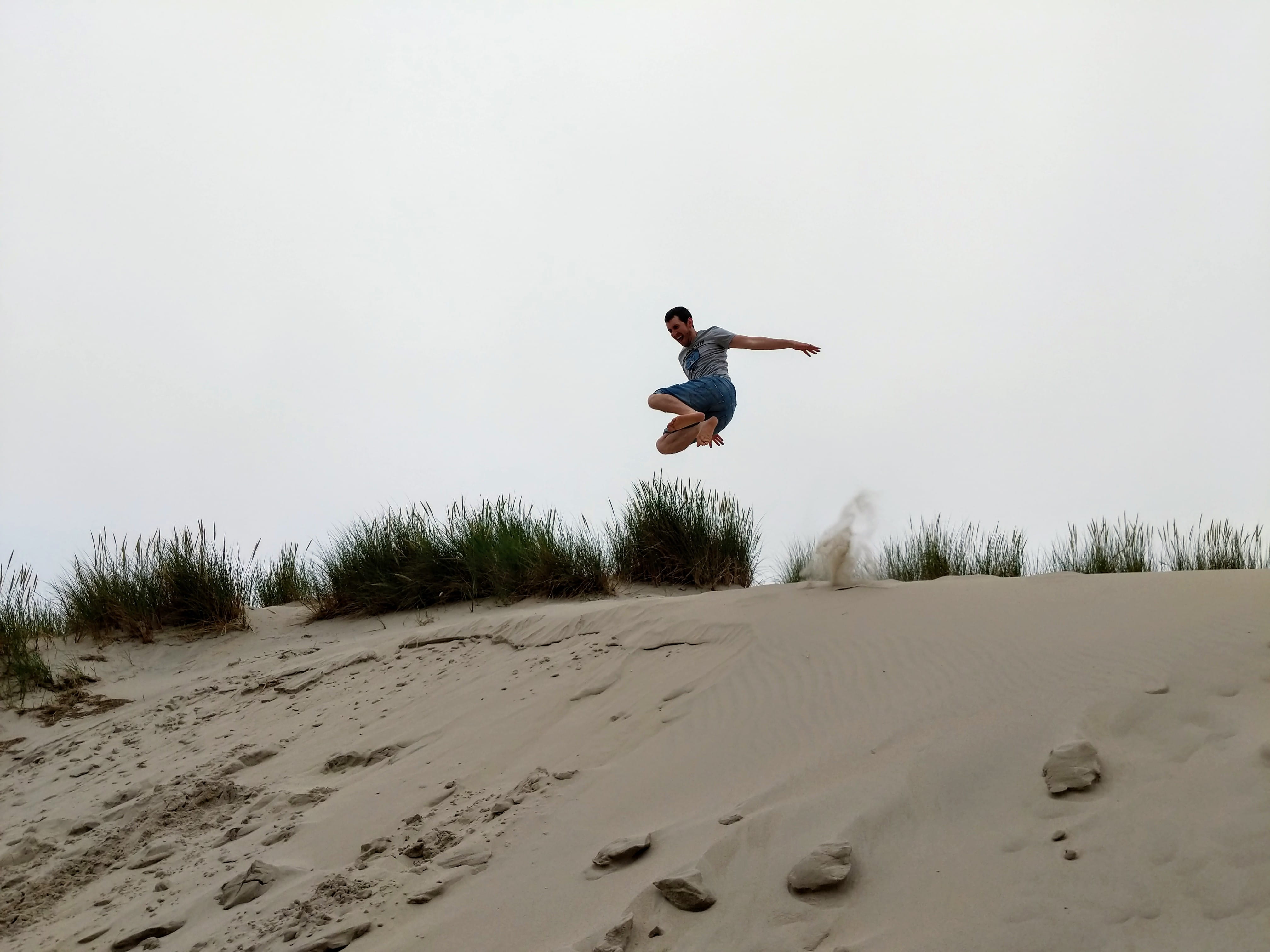 desert, land, full length, float, beach, young men, outdoors, burst, pixel2, men, casual clothing, motion, sky, lifestyles, leisure activity, france, sand, HD Wallpaper