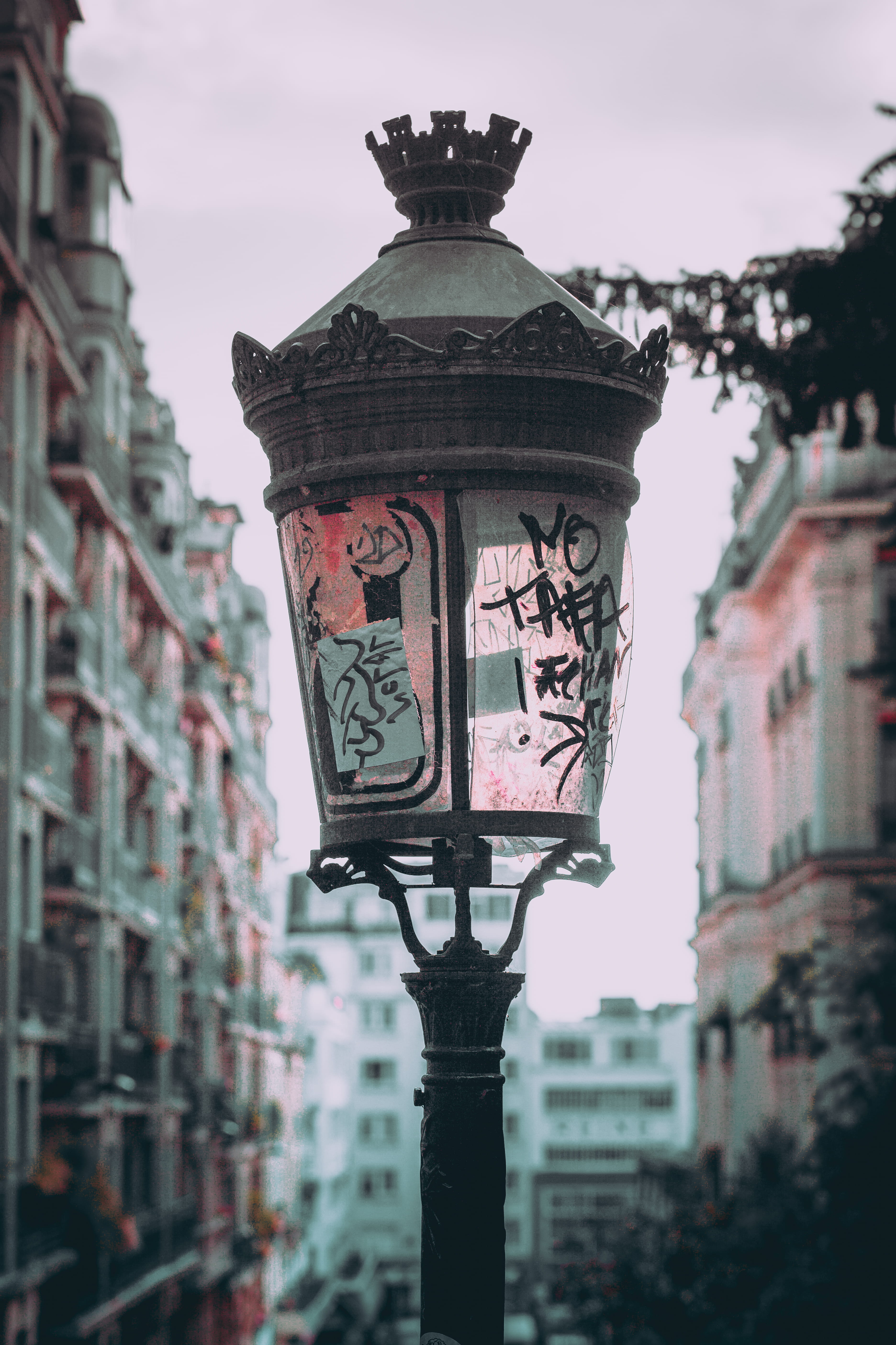lampost, building Exterior, house, tourism, town, old-fashioned, street, tag, travel, outdoors, urban, graffiti, built Structure, gray, city, day, paris, Phone HD Wallpaper