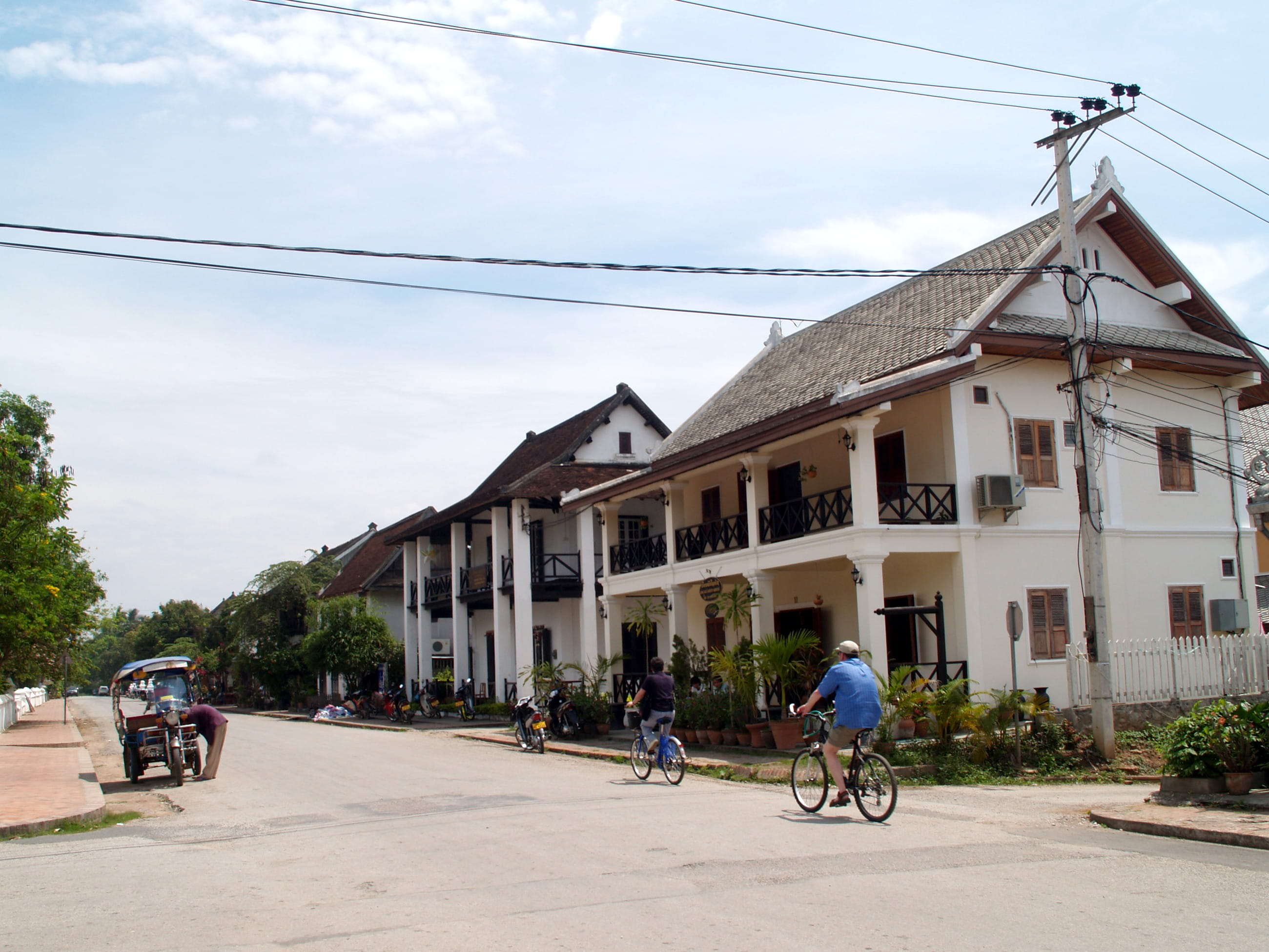 building exterior, transportation, activity, sky, day, road, land vehicle, street, mode of transportation, 2K, phabang, men, Luang Prabang, electricity, HD Wallpaper