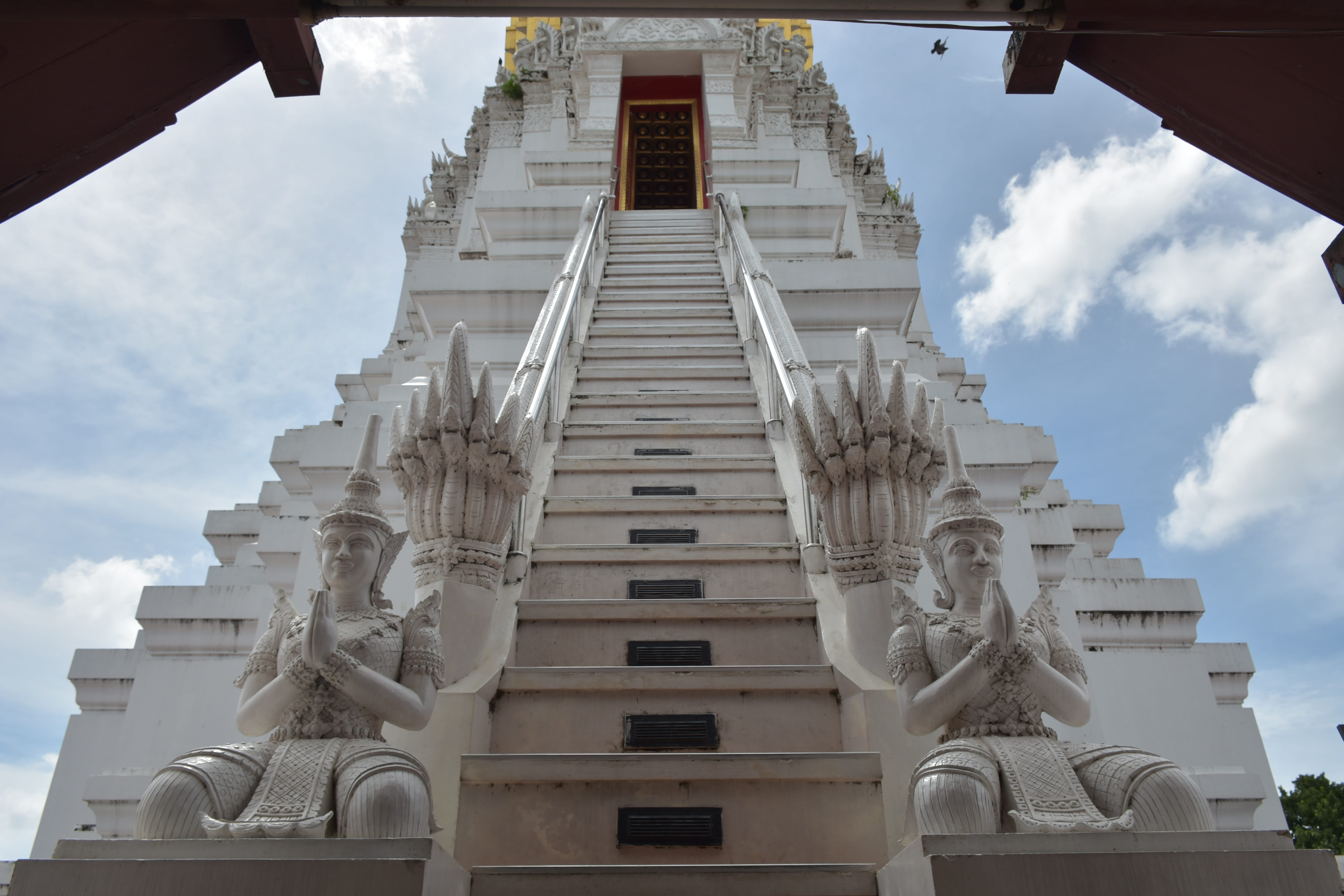 belief, low angle view, sakon nakhon, white color, phra that choeng chum, beach, wat phra that choeng chum, religion, chiang rai, rise, church, the pagoda, HD Wallpaper