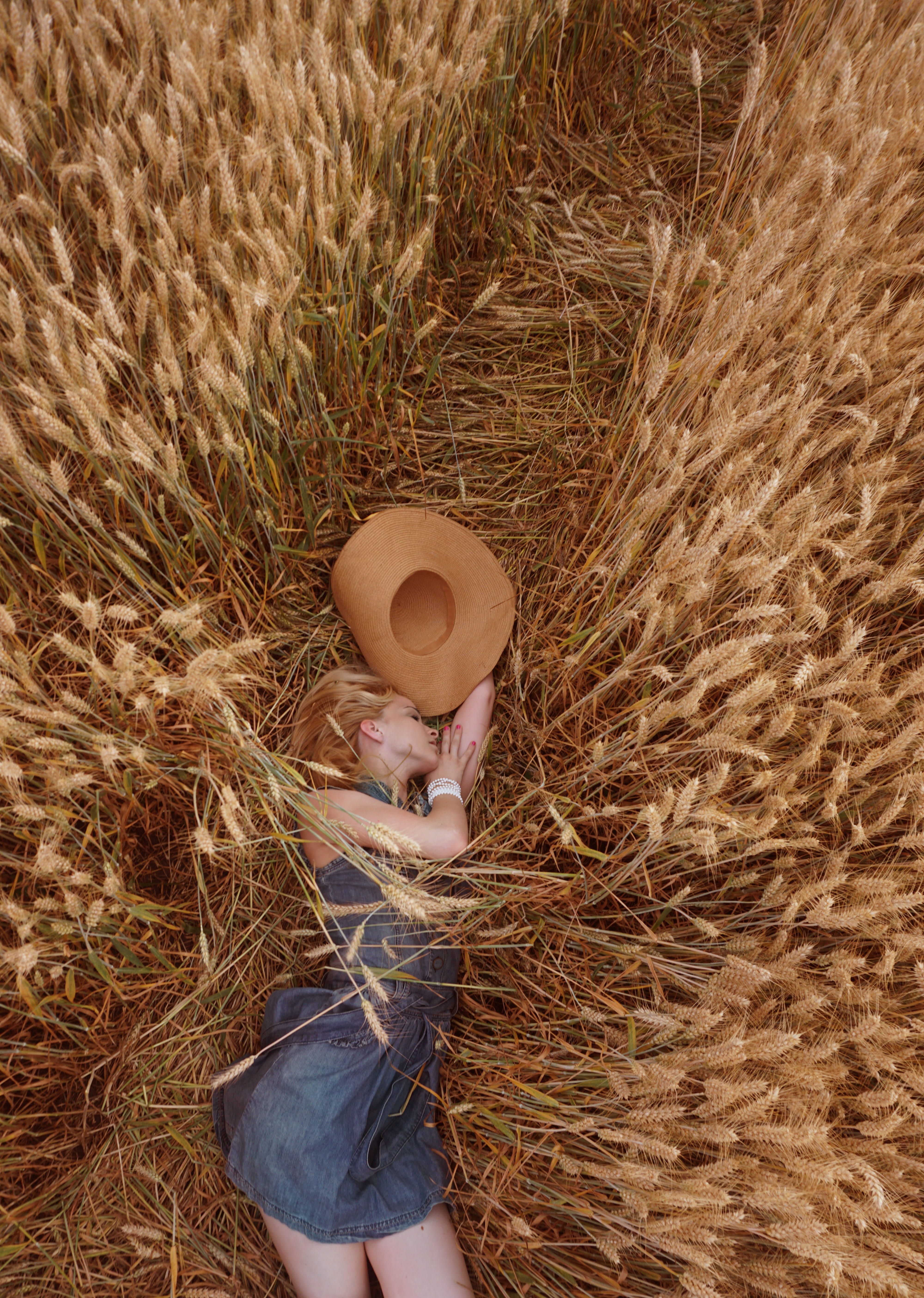 land, hat, fashion, women, daytime, body part, day, grass, one person, childhood, standing, straw, lying, the countryside, female, plant, 5K, casual clothing, Phone HD Wallpaper