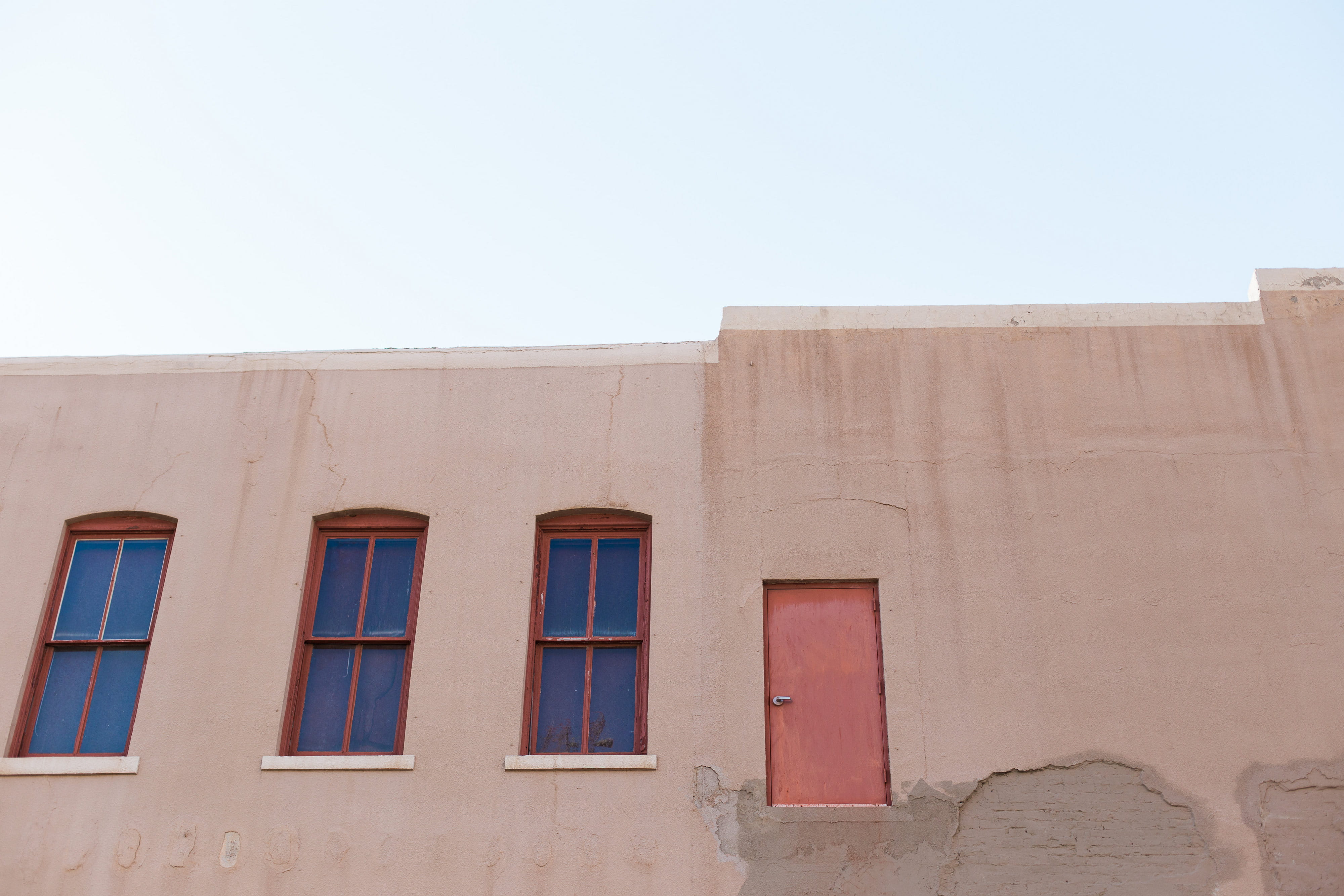 sunlight, copy space, day, nature, low angle view, 4K, no people, side by side, beaumont, blue, architechture, wall, residential district, built structure, HD Wallpaper