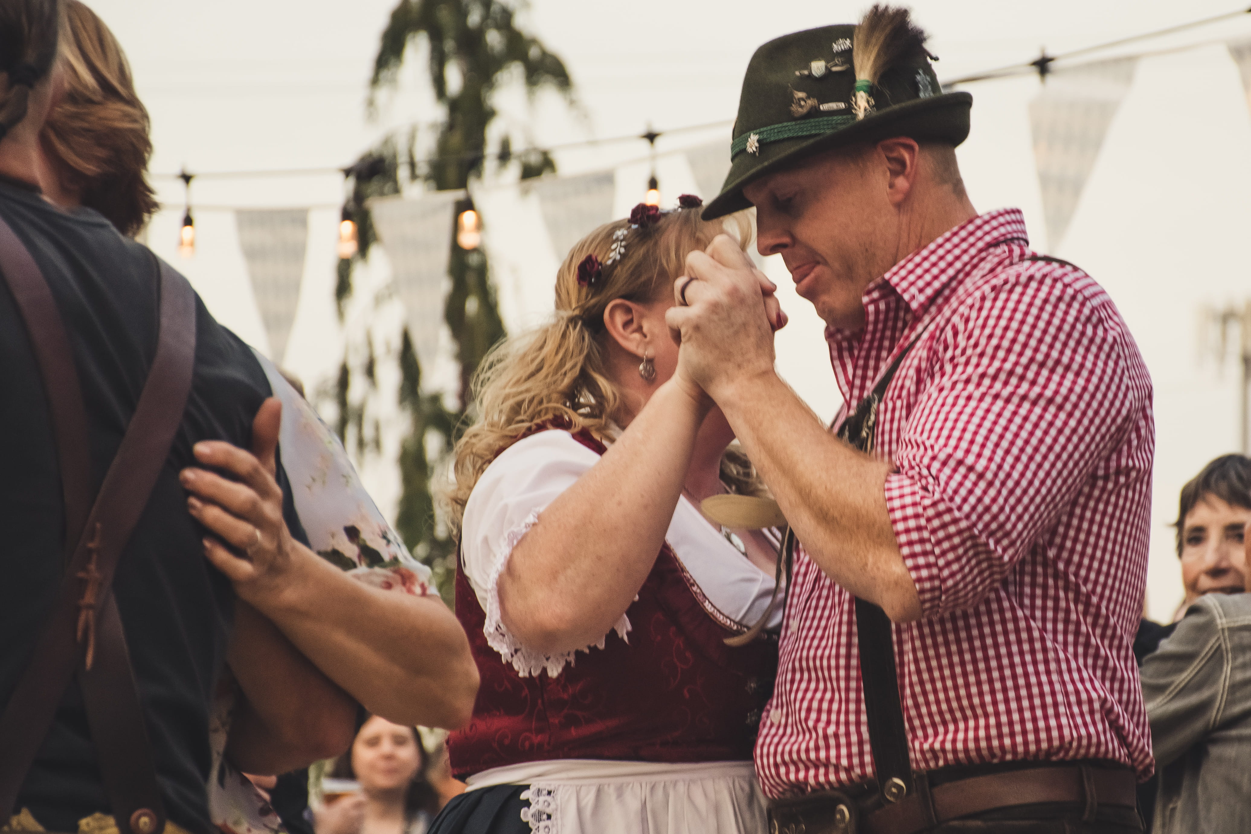 Oktoberfest, outdoors, standing, incidental people, women, performance, interaction, love, young men, men, adult, young women, positive emotion, 4K, couple - relationship, HD Wallpaper