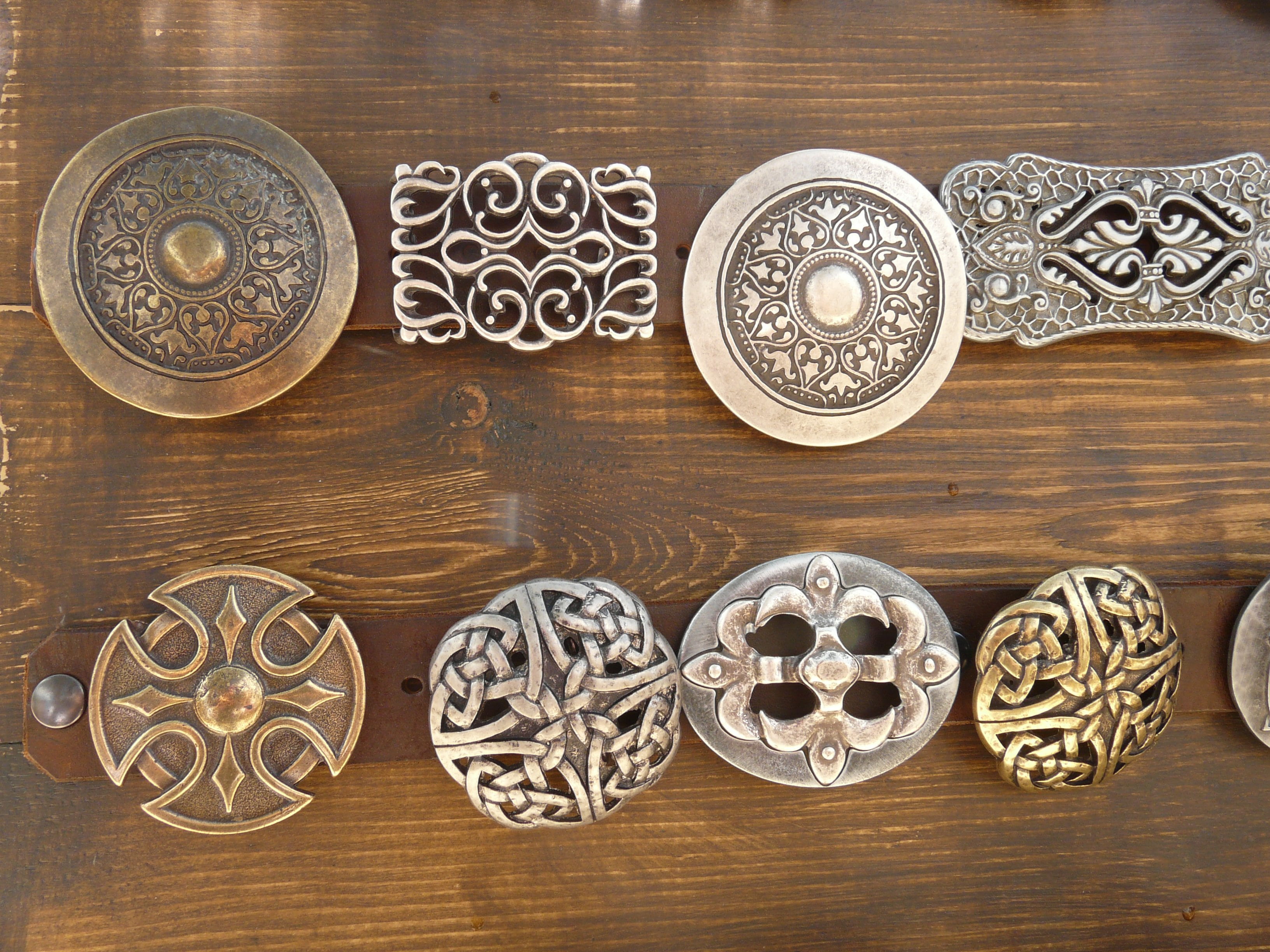 bowl, silver colored, table, decors, art and craft, belt buckles, high angle view, rosette, medium group of objects, emblem, wood - Material, colored, steel, HD Wallpaper