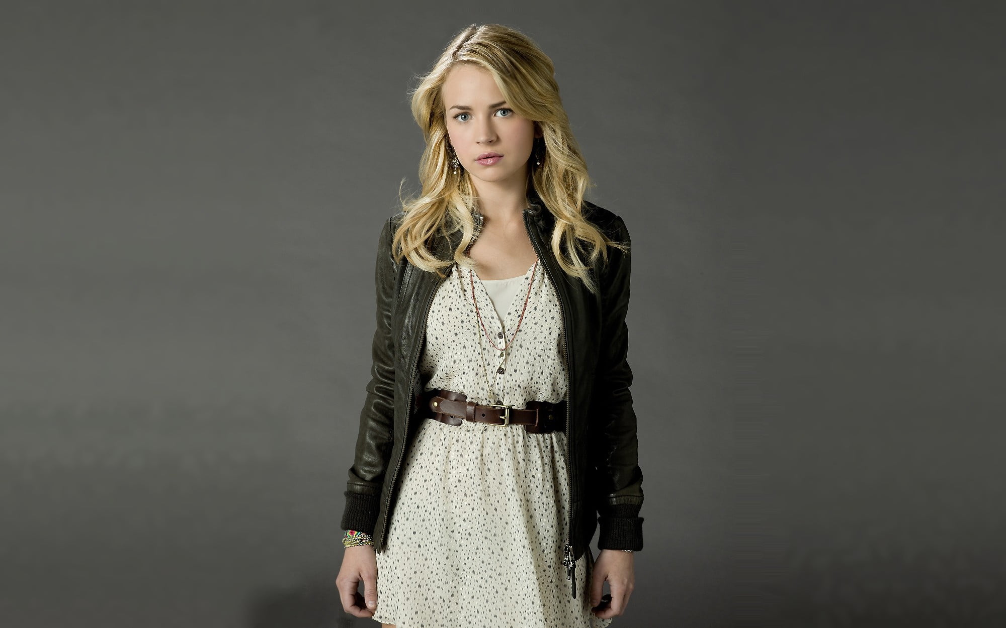 fashion, studio shot, leather jackets, beauty, young women, blonde, looking at camera, gray background, hairstyle, contemplation, standing, 1080P, simple background, HD Wallpaper