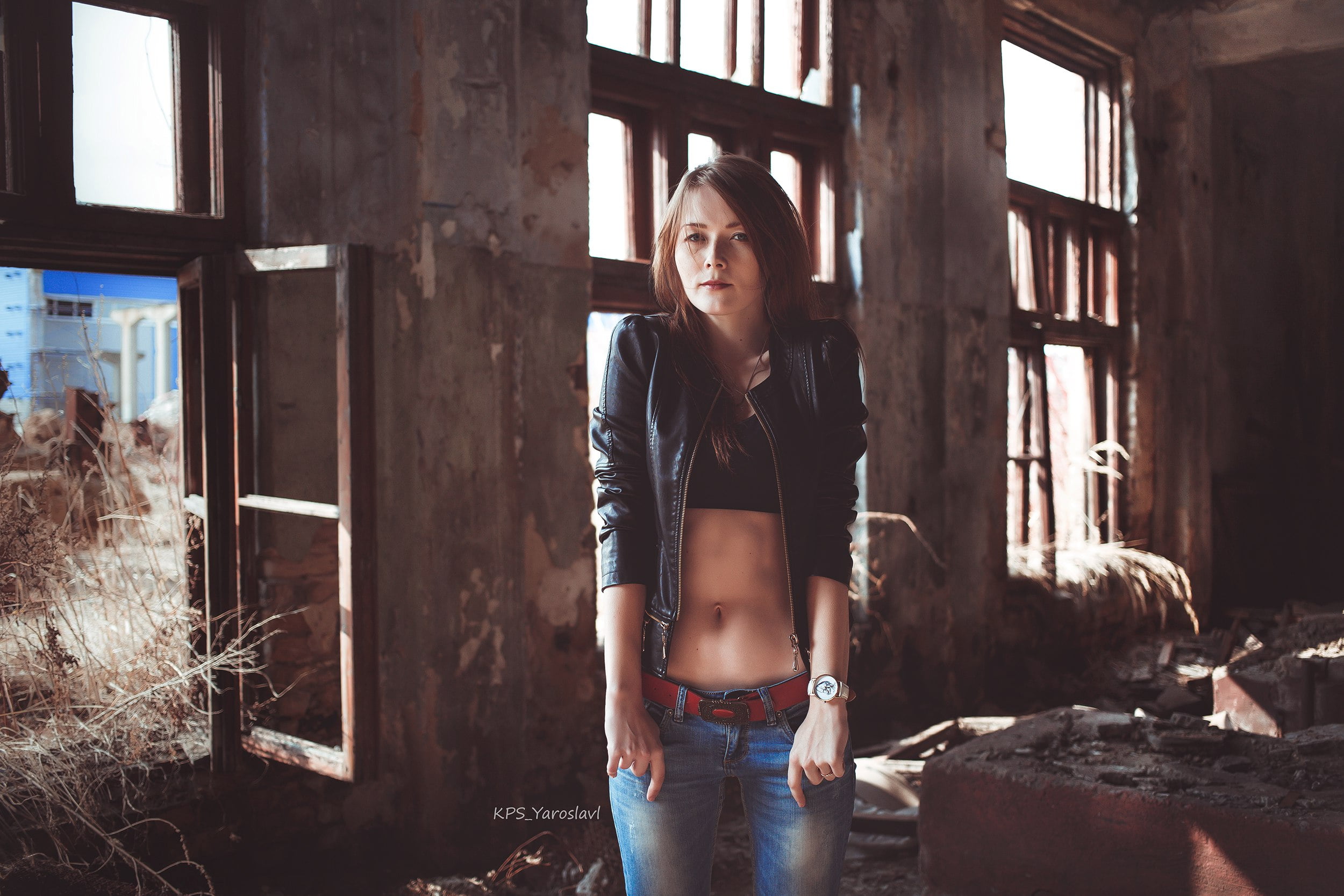 black tops, necklace, leather jackets, belt, 1080P, brunette, jacket, black jackets, belly, jeans, depth of field, short tops, abandoned, looking at viewer, HD Wallpaper