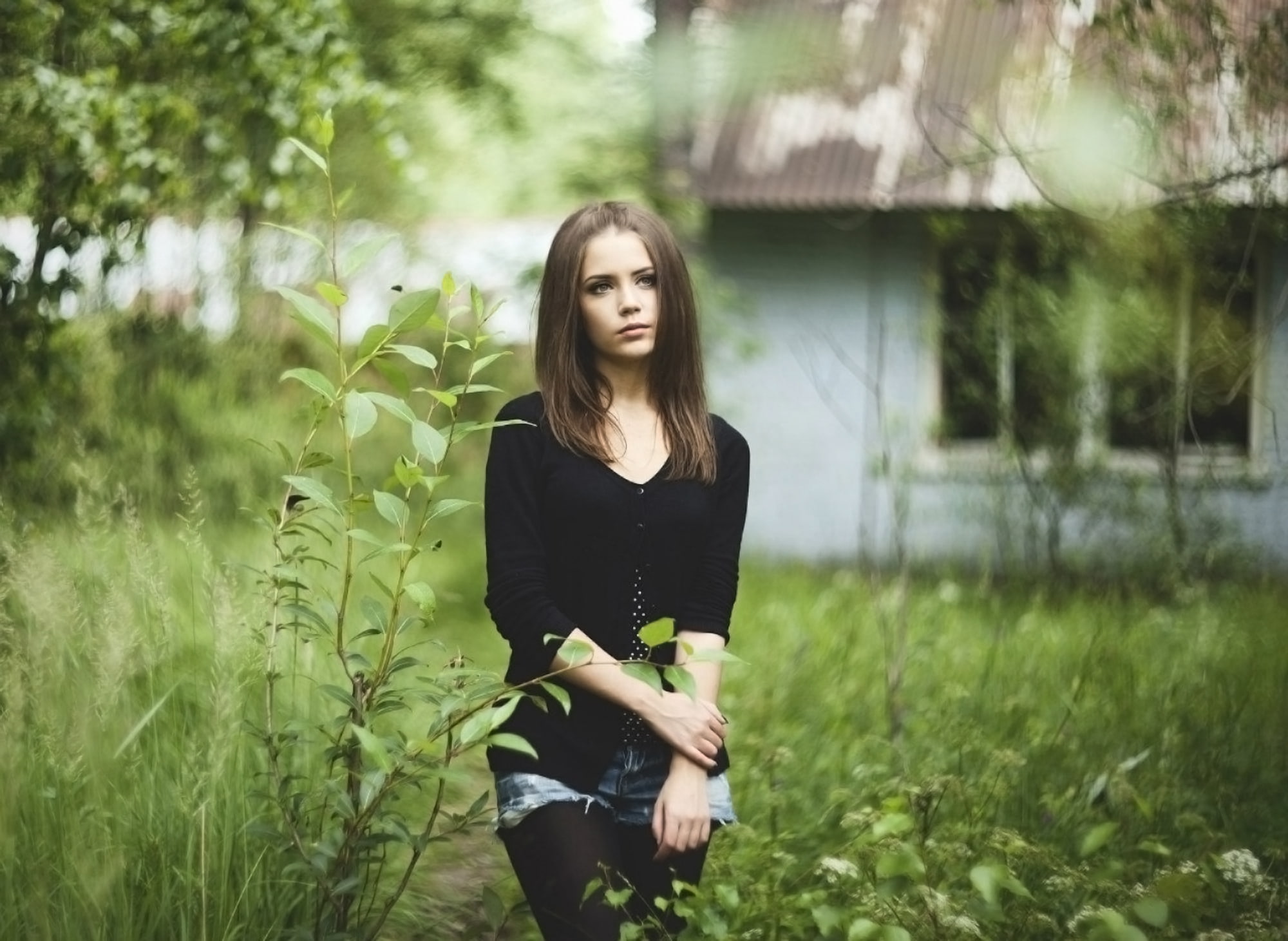 women, grass, one person, contemplation, young women, beauty, lifestyles, outdoors, real people, sleeved, hair, teenager, plant, hairstyle, front view, HD Wallpaper