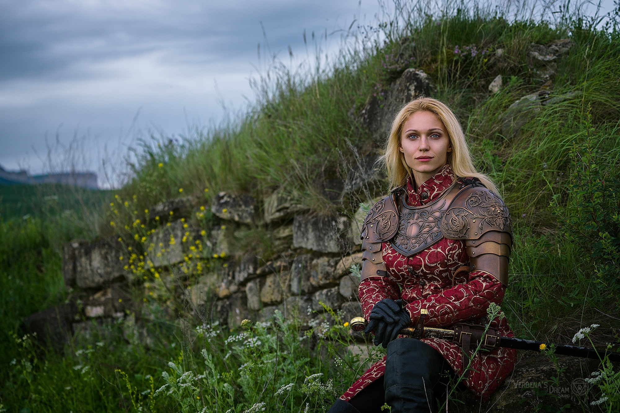 gloves, women outdoors, portrait, 1080P, depth of field, model, looking into the distance, knight, blonde, women, sword, grass, Darya Lefler, armor, outdoors, HD Wallpaper