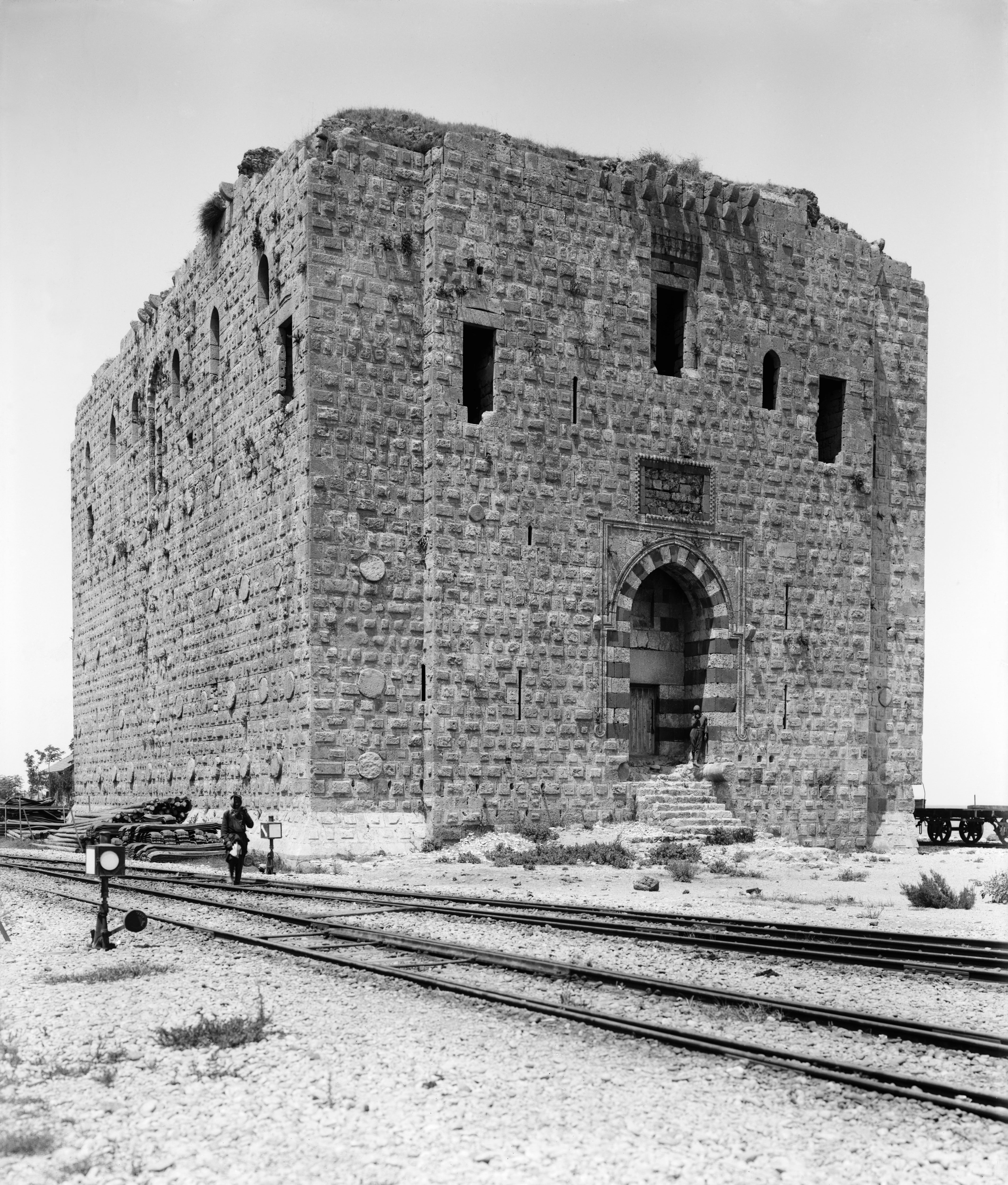 history, nature, 1900, built structure, cultures, 4K, lion tower, wall, seemed, tripoli, abandoned, real people, men, outdoors, damaged, railway, antique, Phone HD Wallpaper
