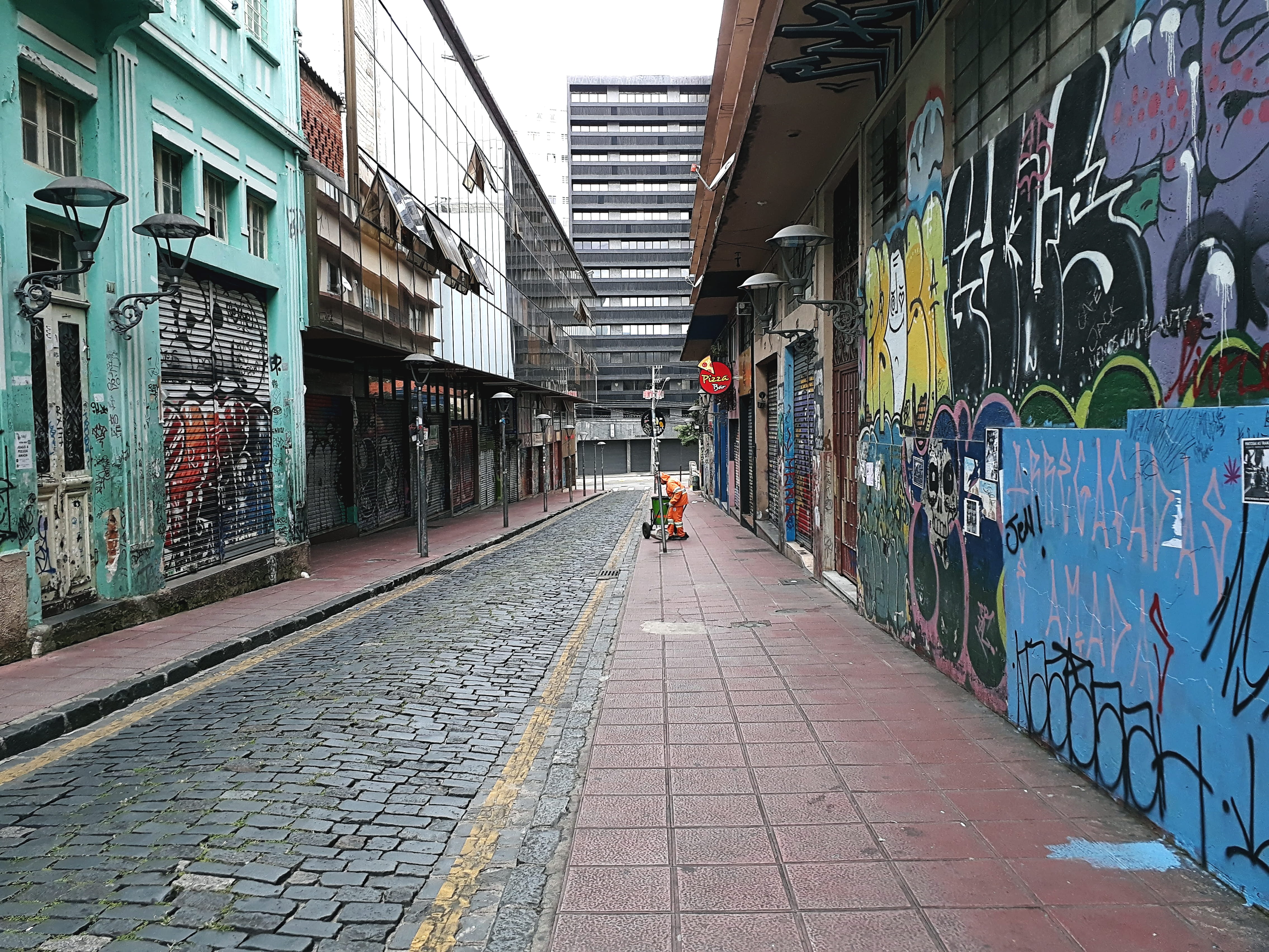 creativity, buildings, the way forward, vanishing point, alleyway, graffiti, diminishing perspective, real people, art and craft, transportation, building exterior, HD Wallpaper