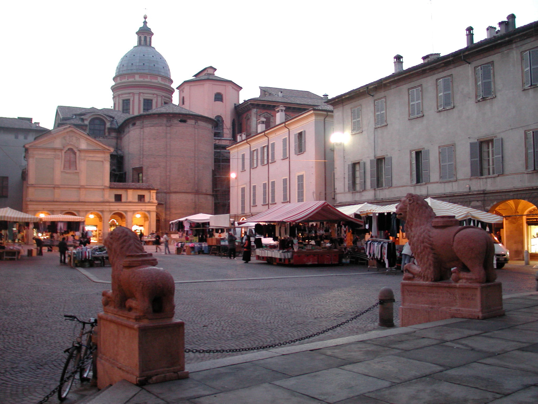 travel, reggio, emilia, Italy, illuminated, architecture, 1080P, mode of transportation, public domain, piazza, incidental people, sky, outdoors, buildings, HD Wallpaper