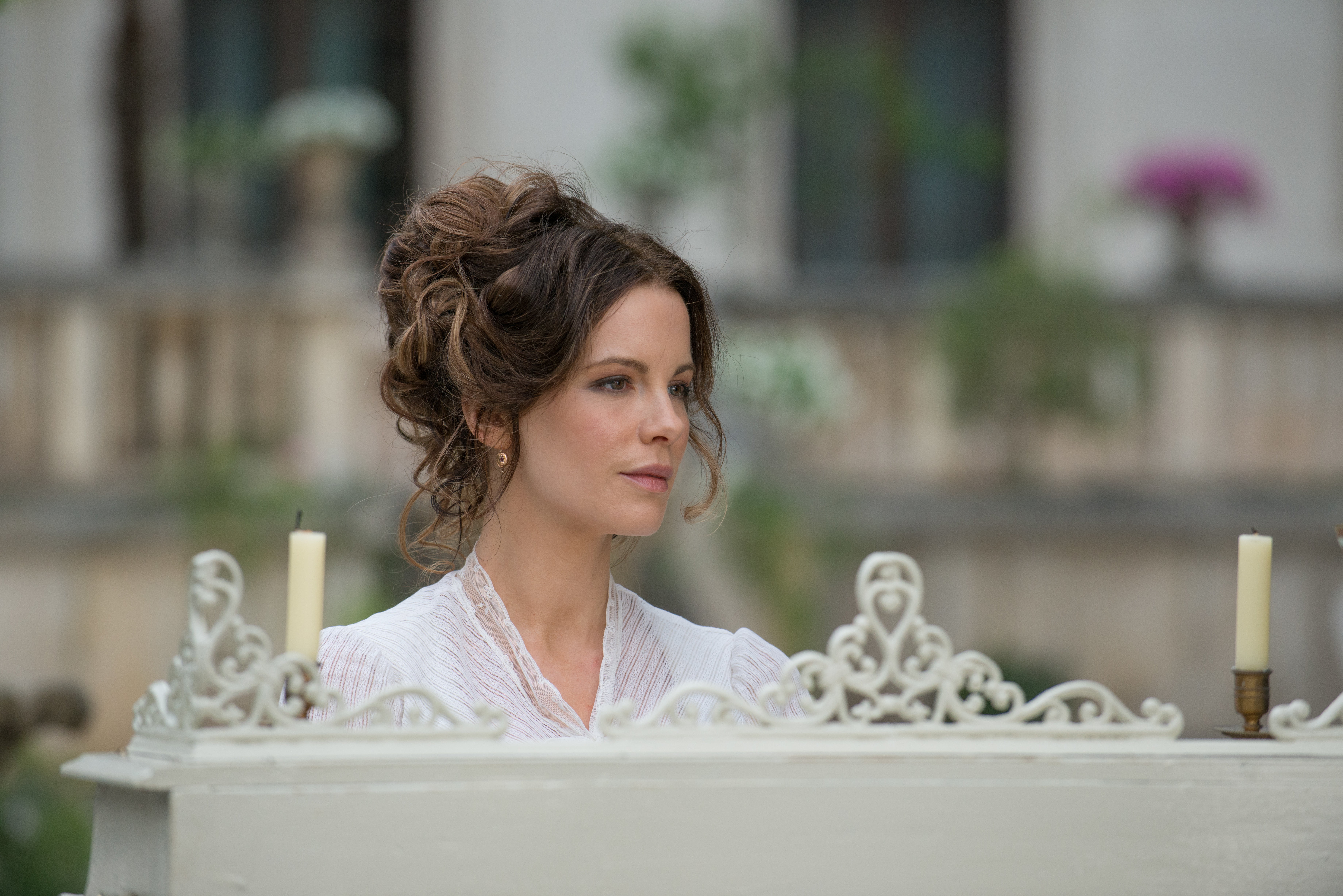 focus on foreground, women, adult, s, curly hair, day, emotion, illusion, hairstyle, drink, headshot, brown hair, refreshment, Kate Beckinsale, Abode of the damned, HD Wallpaper