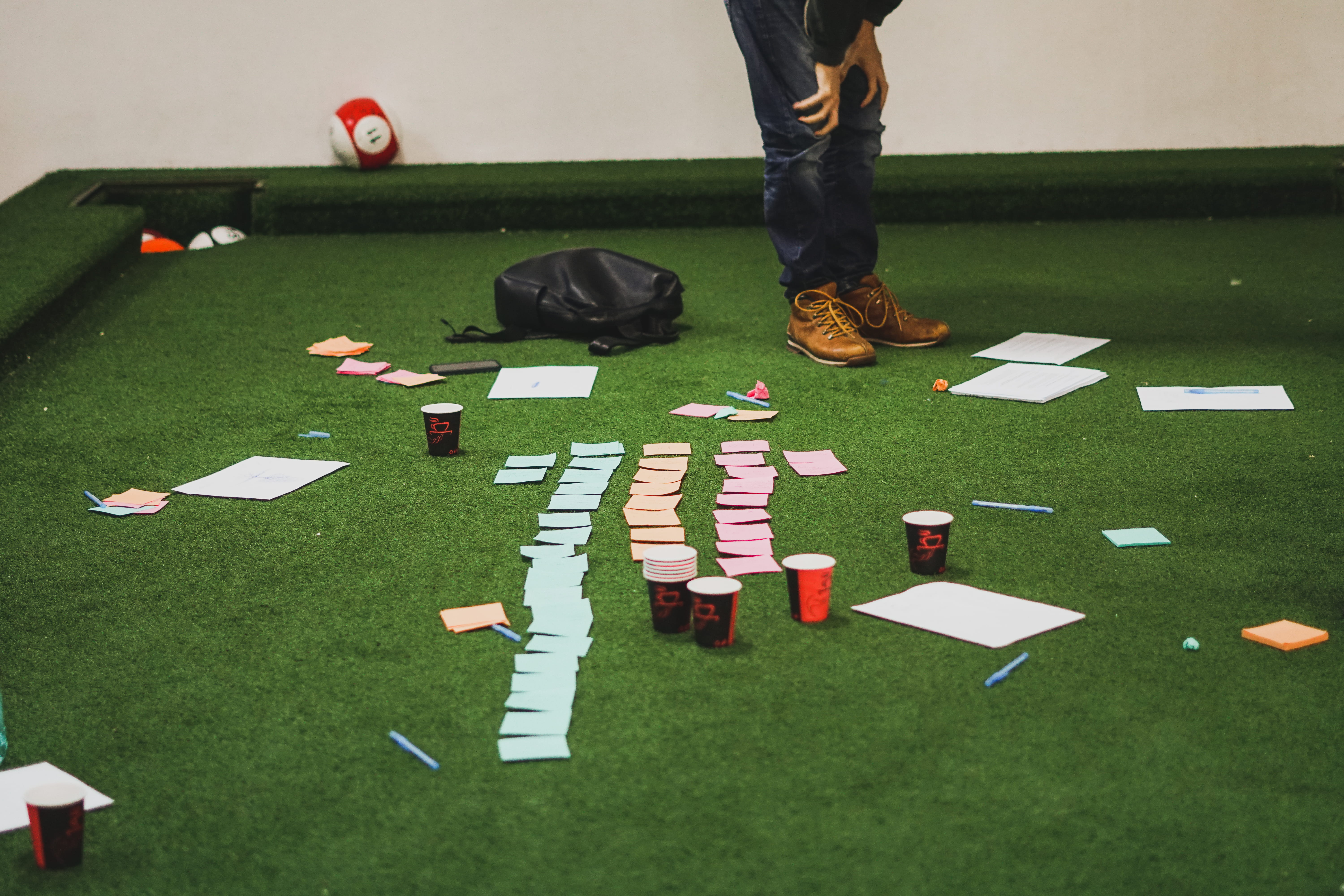 plant, outdoors, workshop, postit, teambuilding, notes, person, flooring, high angle view, table, cups, men, human, apparel, game, leisure games, leisure activities, HD Wallpaper