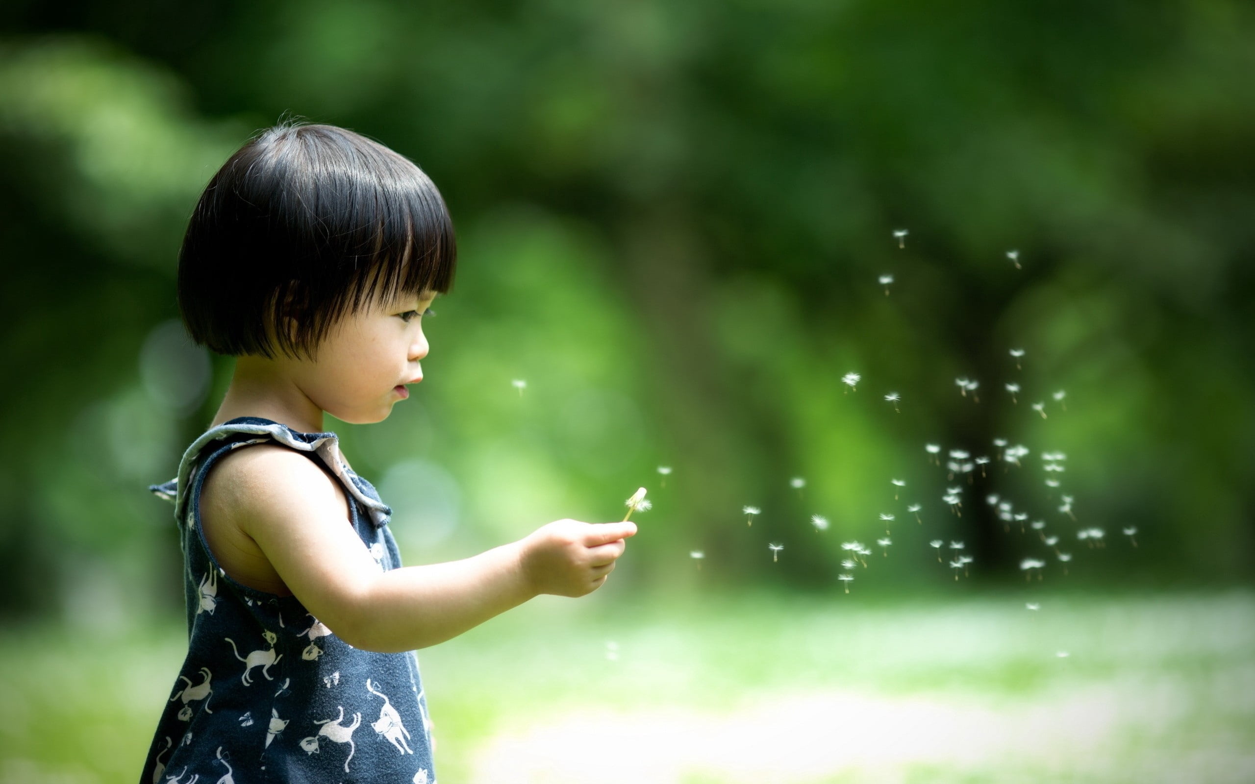 focus on foreground, holding, sleeveless, green Color, day, human Face, small, one Girl Only, one Person, tree, child, cheerful, portrait, forest, lifestyles, HD Wallpaper