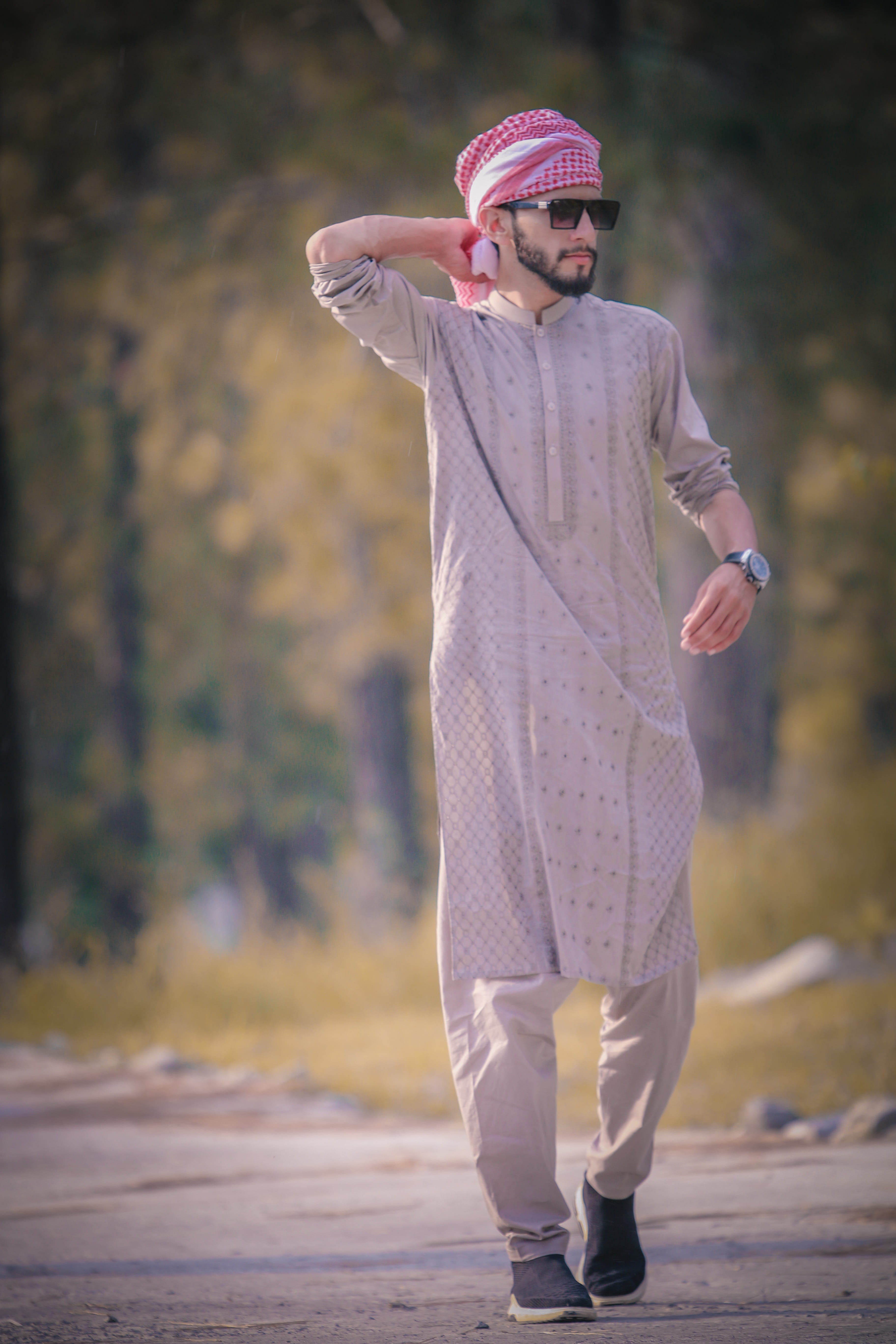 full length, faded, nature, leisure activity, hat, clothing, 5K, child, young adult, mans style, lifestyles, fashion, standing, front view, land, colors, Phone HD Wallpaper