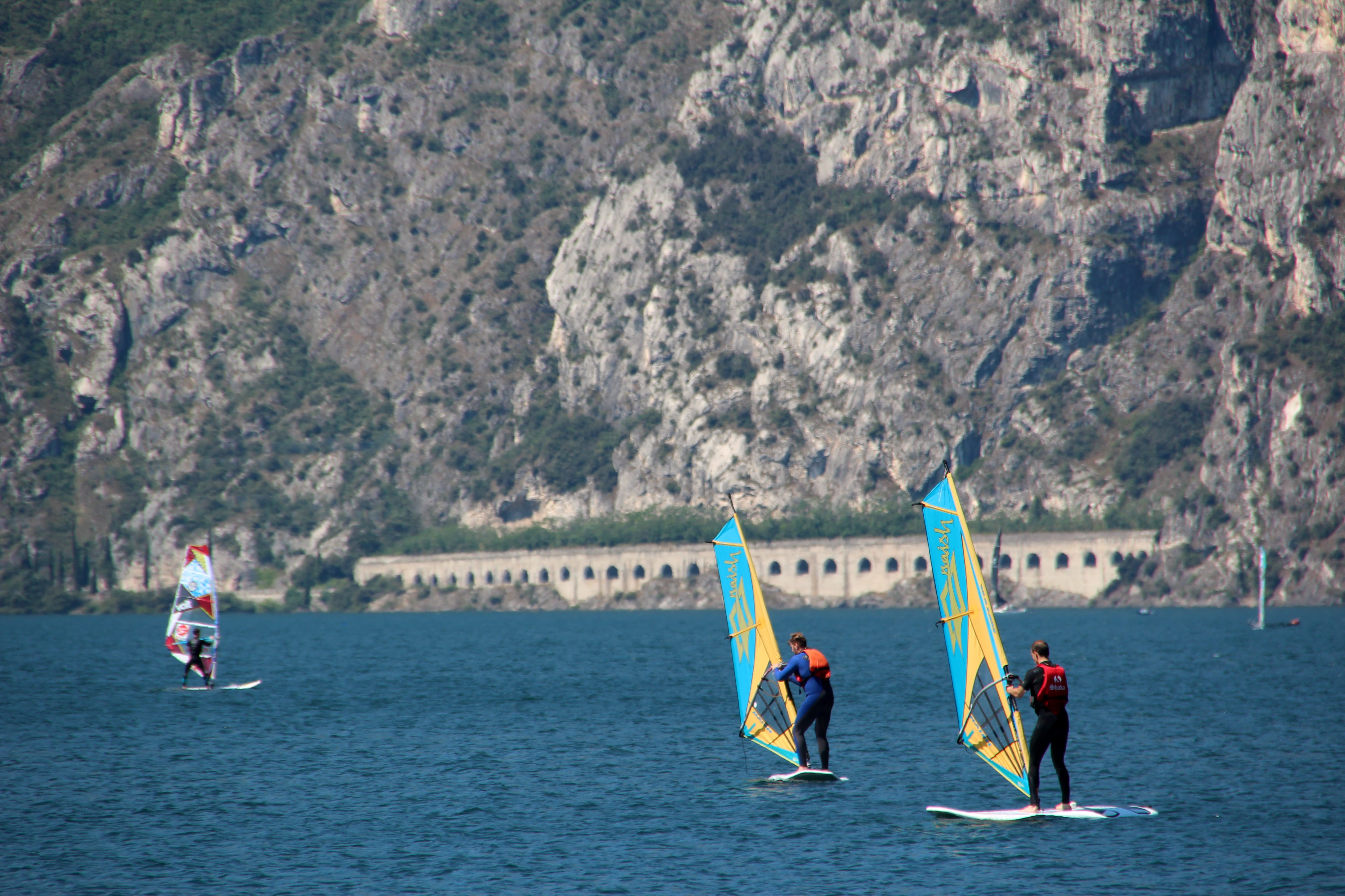 rock, lifestyles, surfer, stand up paddle, lake, day, landscape, people, scenic, sail, outdoors, men, sea, sport, italy, aquatic sport, bergwelt südtirol, HD Wallpaper