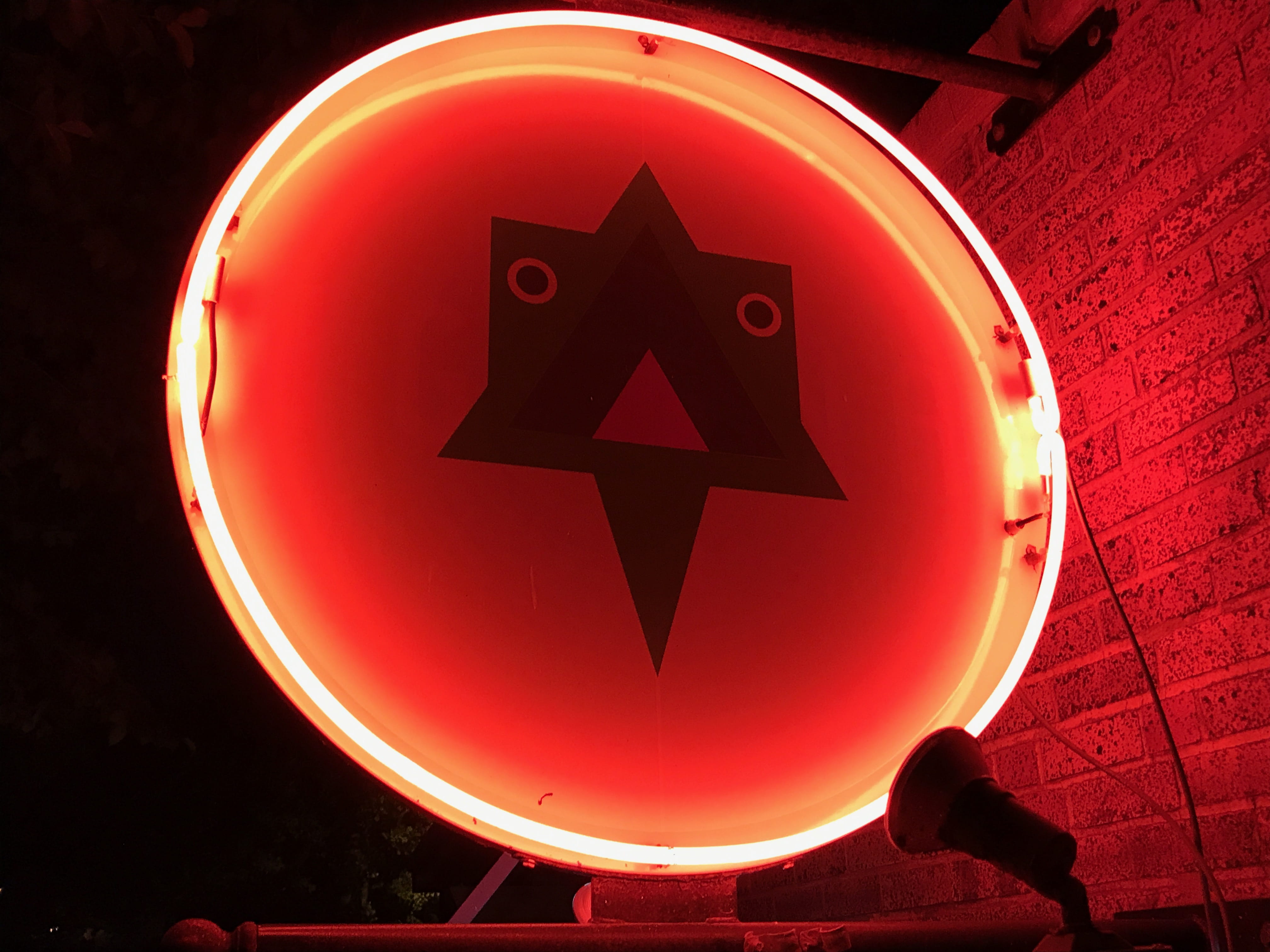 oklahoma, glowing, guidance, arrow symbol, illuminated, circle, electric lamp, warning sign, red, warning symbol, lizard, sign, human representation, single object, HD Wallpaper