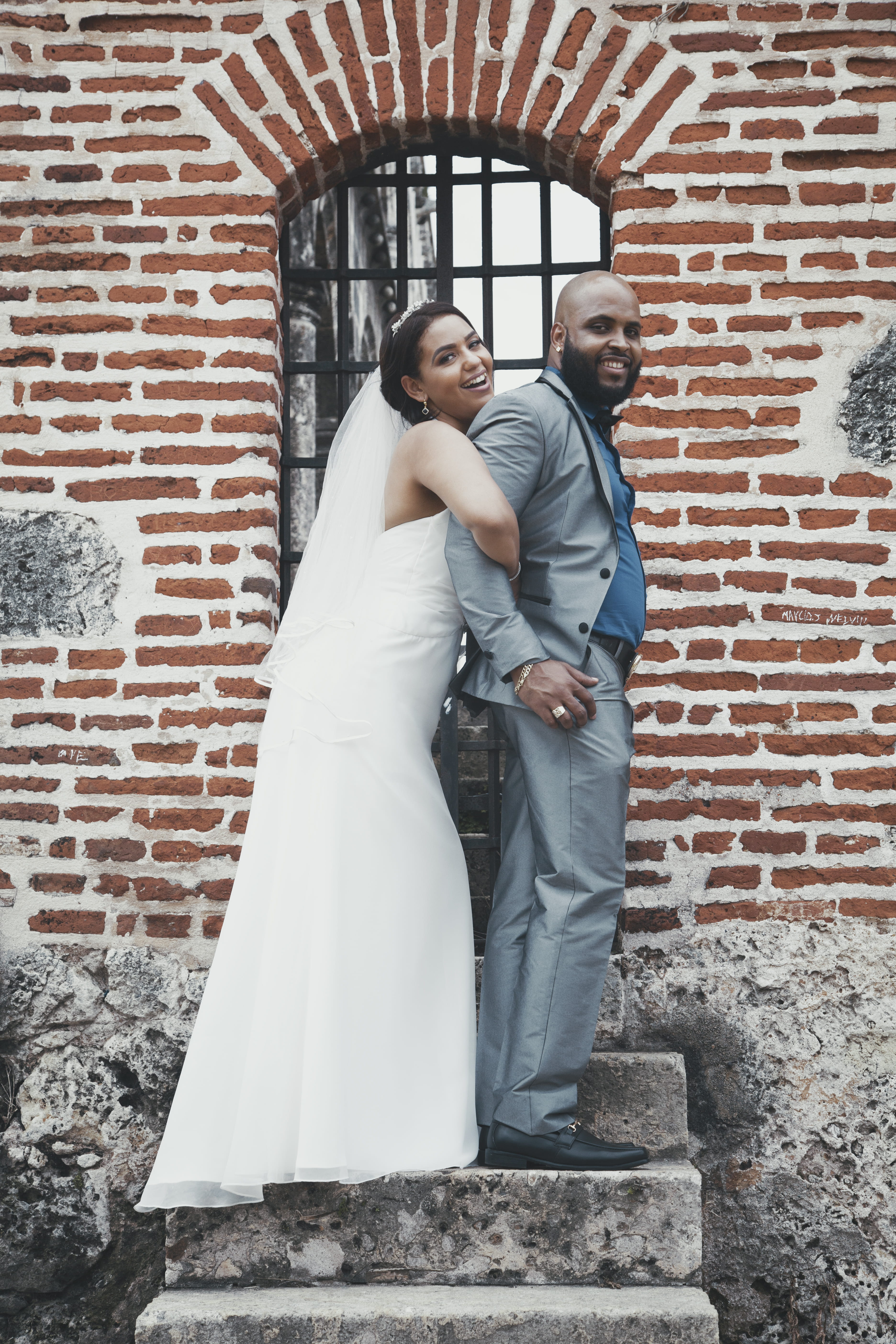 positive emotion, newlywed, 5K, blanc, gril wedding, young adult, wedding dress, couple, smile, blue, marriage, concrete, two people, african american, Phone HD Wallpaper