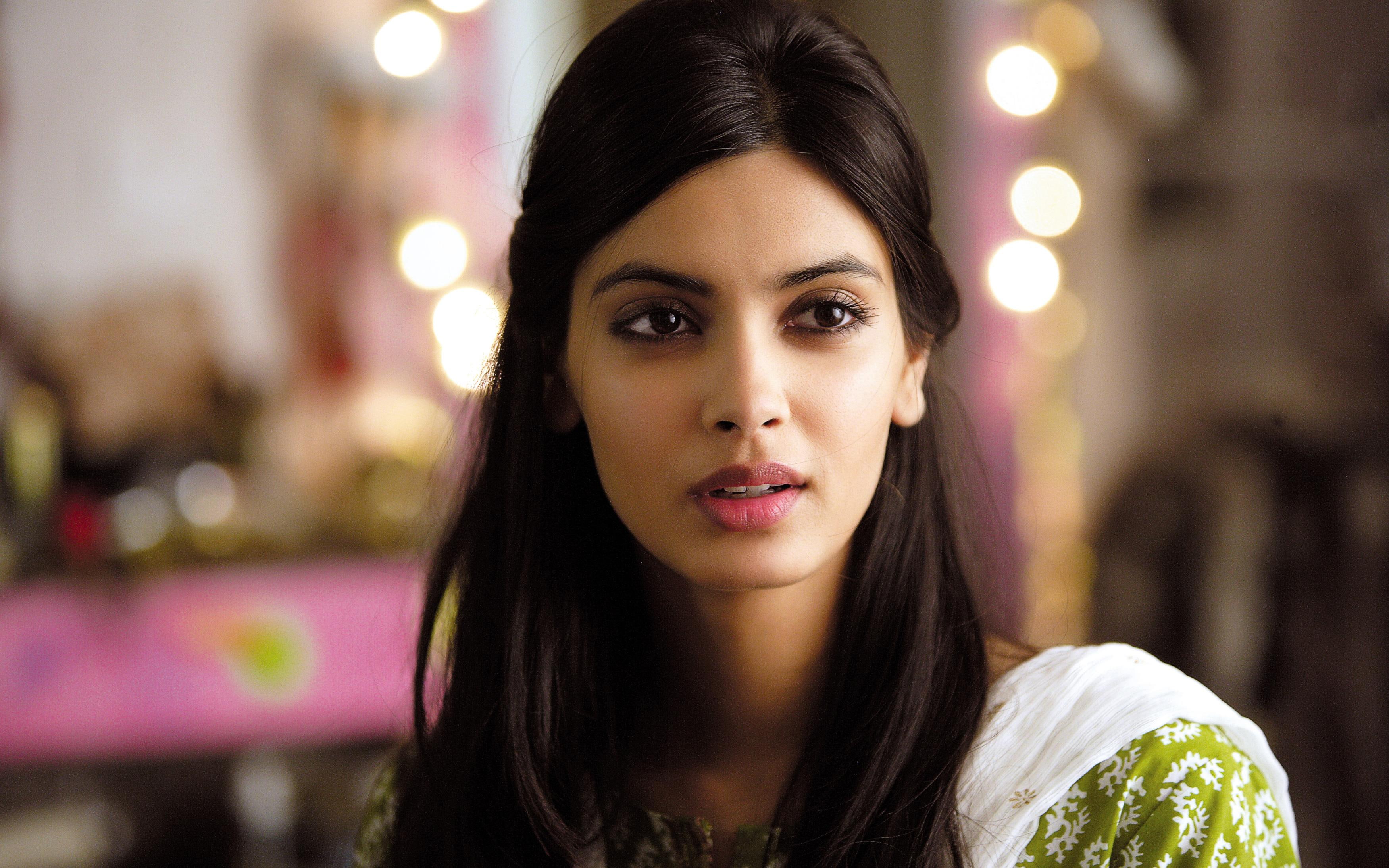 indian actress, s, 2K, cocktail, top, movie, white, penty, diana, green, women, HD Wallpaper